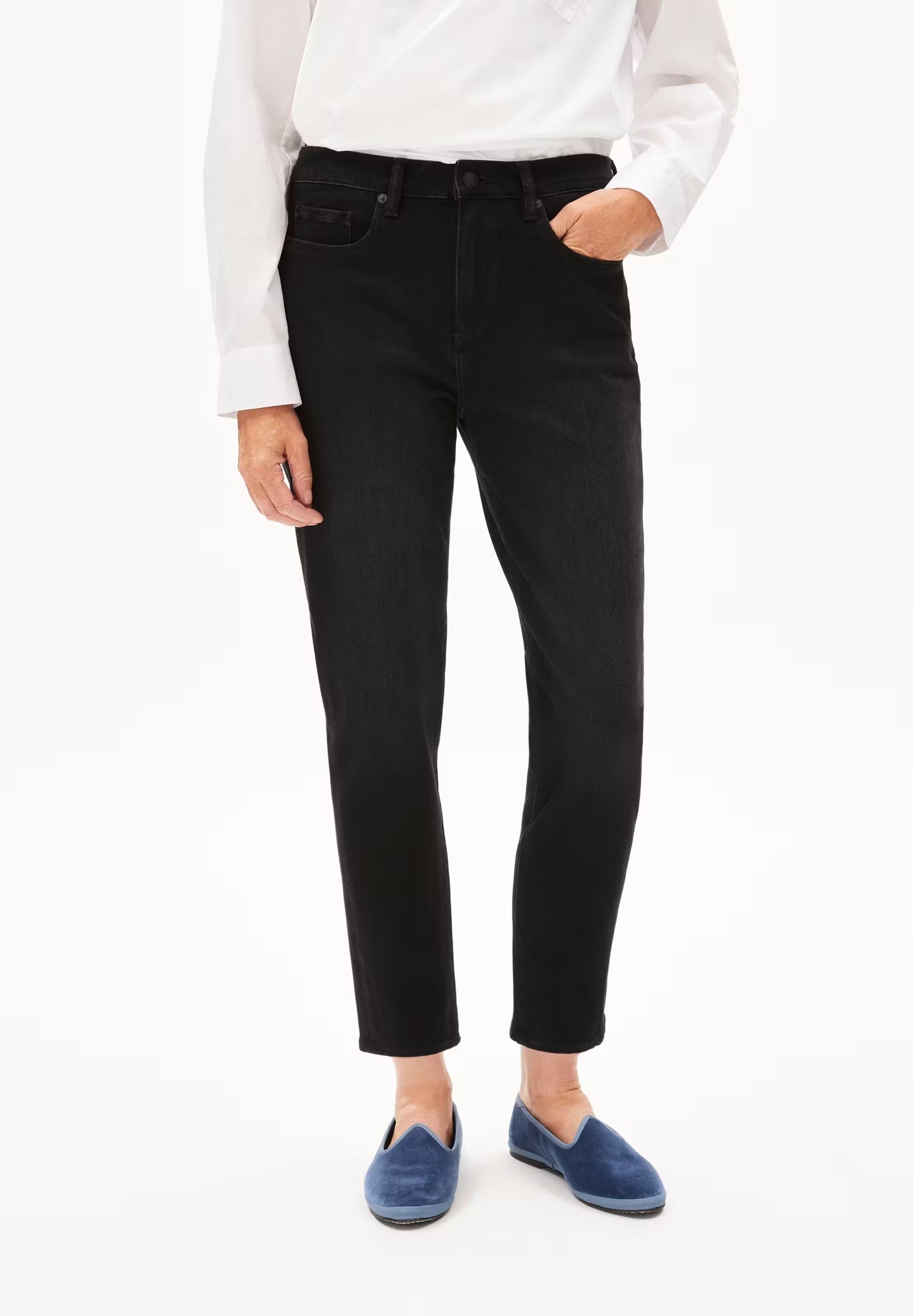 Boyfriend jeans from Armedangels. Mid waist and a tapered, slightly cropped leg. Made from sustainable organic cotton. With zip closure, side pockets and back pockets. Black denim.