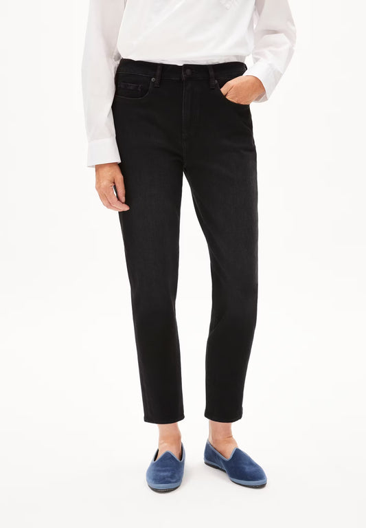 Boyfriend jeans from Armedangels. Mid waist and a tapered, slightly cropped leg. Made from sustainable organic cotton. With zip closure, side pockets and back pockets. Black denim.
