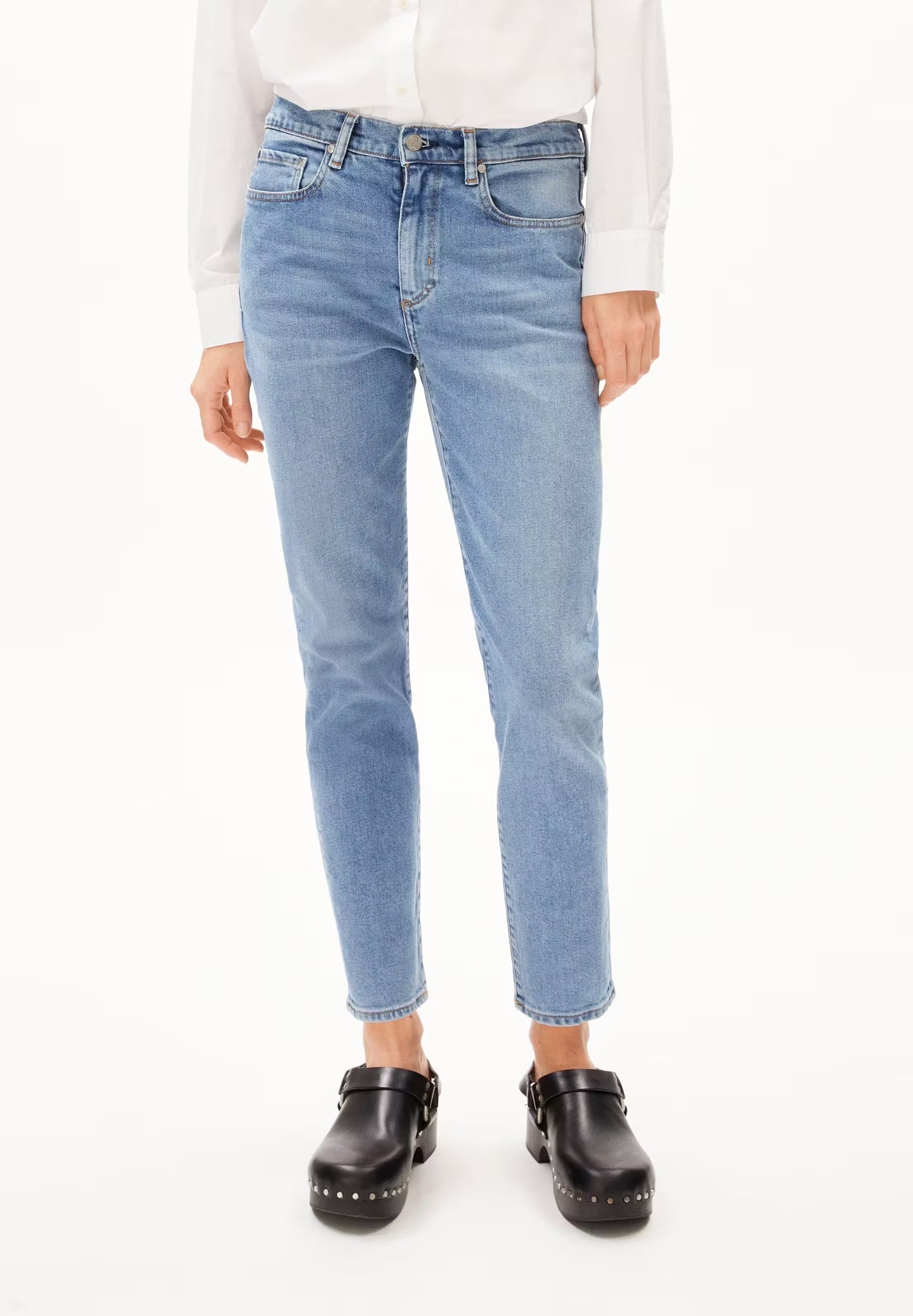 Boyfriend jeans from Armedangels. Mid waist and a tapered, slightly cropped leg. Made from sustainable organic cotton. With zip closure, side pockets and back pockets. Light denim.