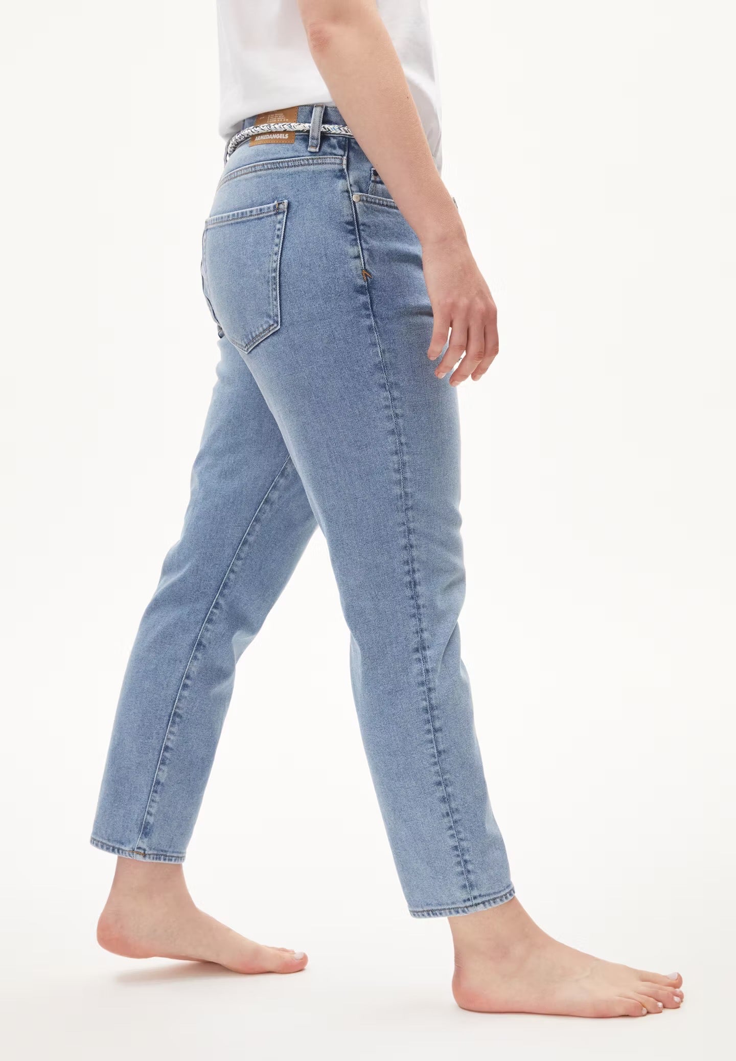 Boyfriend jeans from Armedangels. Mid waist and a tapered, slightly cropped leg. Made from sustainable organic cotton. With zip closure, side pockets and back pockets. Light denim.