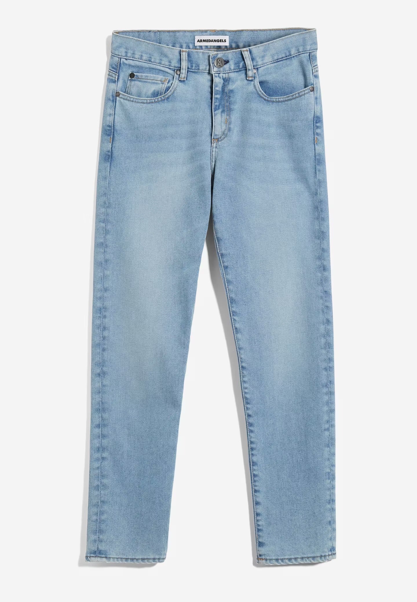 Boyfriend jeans from Armedangels. Mid waist and a tapered, slightly cropped leg. Made from sustainable organic cotton. With zip closure, side pockets and back pockets. Light denim.