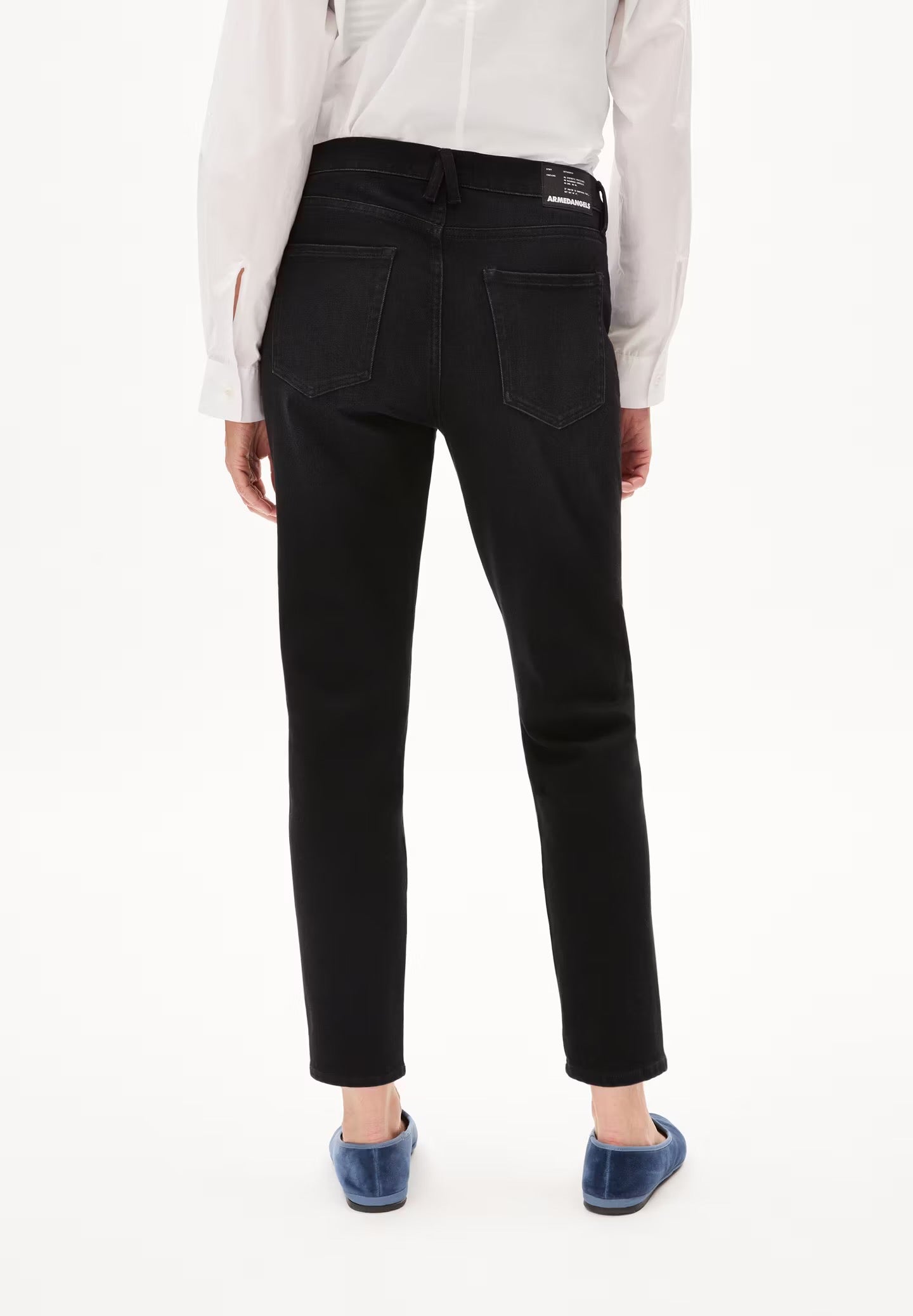 Boyfriend jeans from Armedangels. Mid waist and a tapered, slightly cropped leg. Made from sustainable organic cotton. With zip closure, side pockets and back pockets. Black denim.