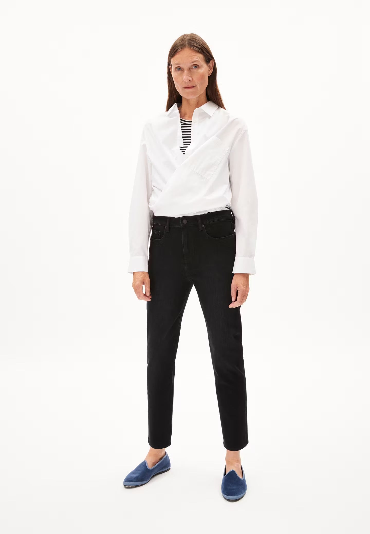 Boyfriend jeans from Armedangels. Mid waist and a tapered, slightly cropped leg. Made from sustainable organic cotton. With zip closure, side pockets and back pockets. Black denim.