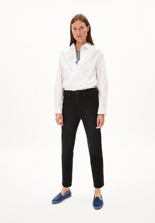 Boyfriend jeans from Armedangels. Mid waist and a tapered, slightly cropped leg. Made from sustainable organic cotton. With zip closure, side pockets and back pockets. Black denim.