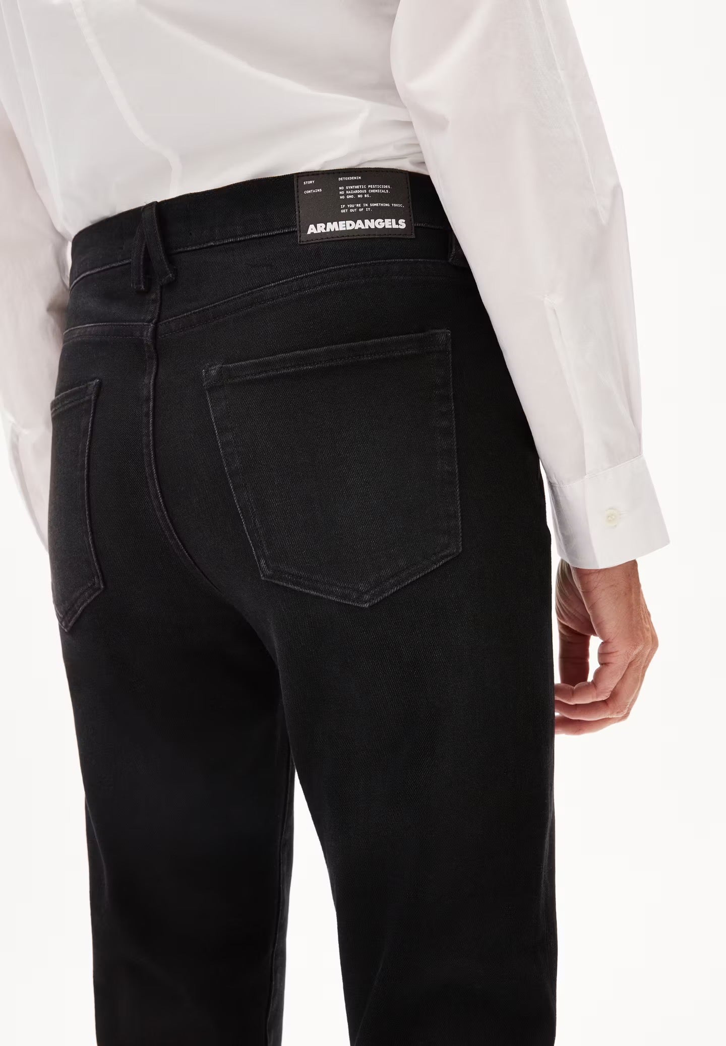 Boyfriend jeans from Armedangels. Mid waist and a tapered, slightly cropped leg. Made from sustainable organic cotton. With zip closure, side pockets and back pockets. Black denim.