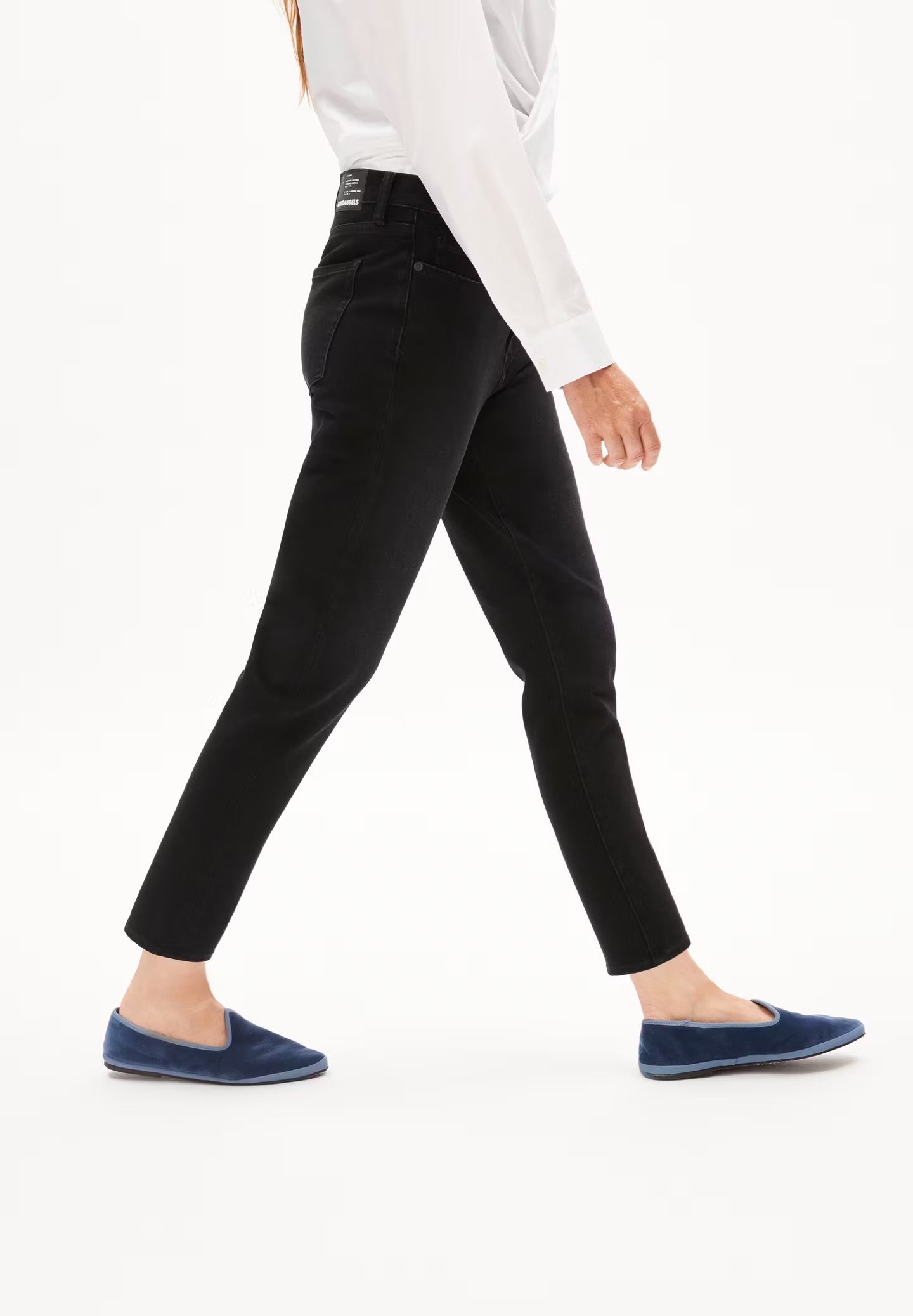 Boyfriend jeans from Armedangels. Mid waist and a tapered, slightly cropped leg. Made from sustainable organic cotton. With zip closure, side pockets and back pockets. Black denim.