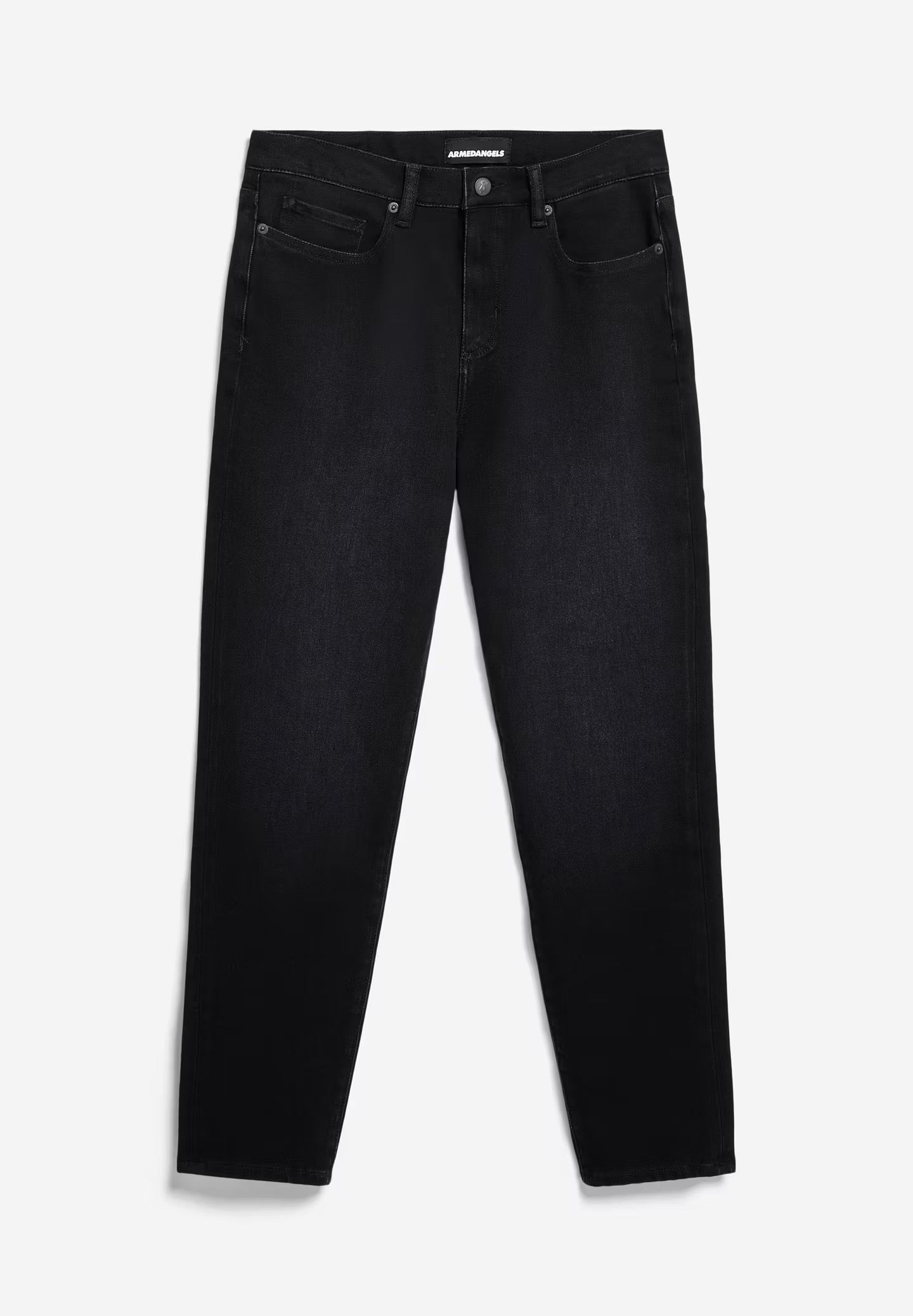 Boyfriend jeans from Armedangels. Mid waist and a tapered, slightly cropped leg. Made from sustainable organic cotton. With zip closure, side pockets and back pockets. Black denim.