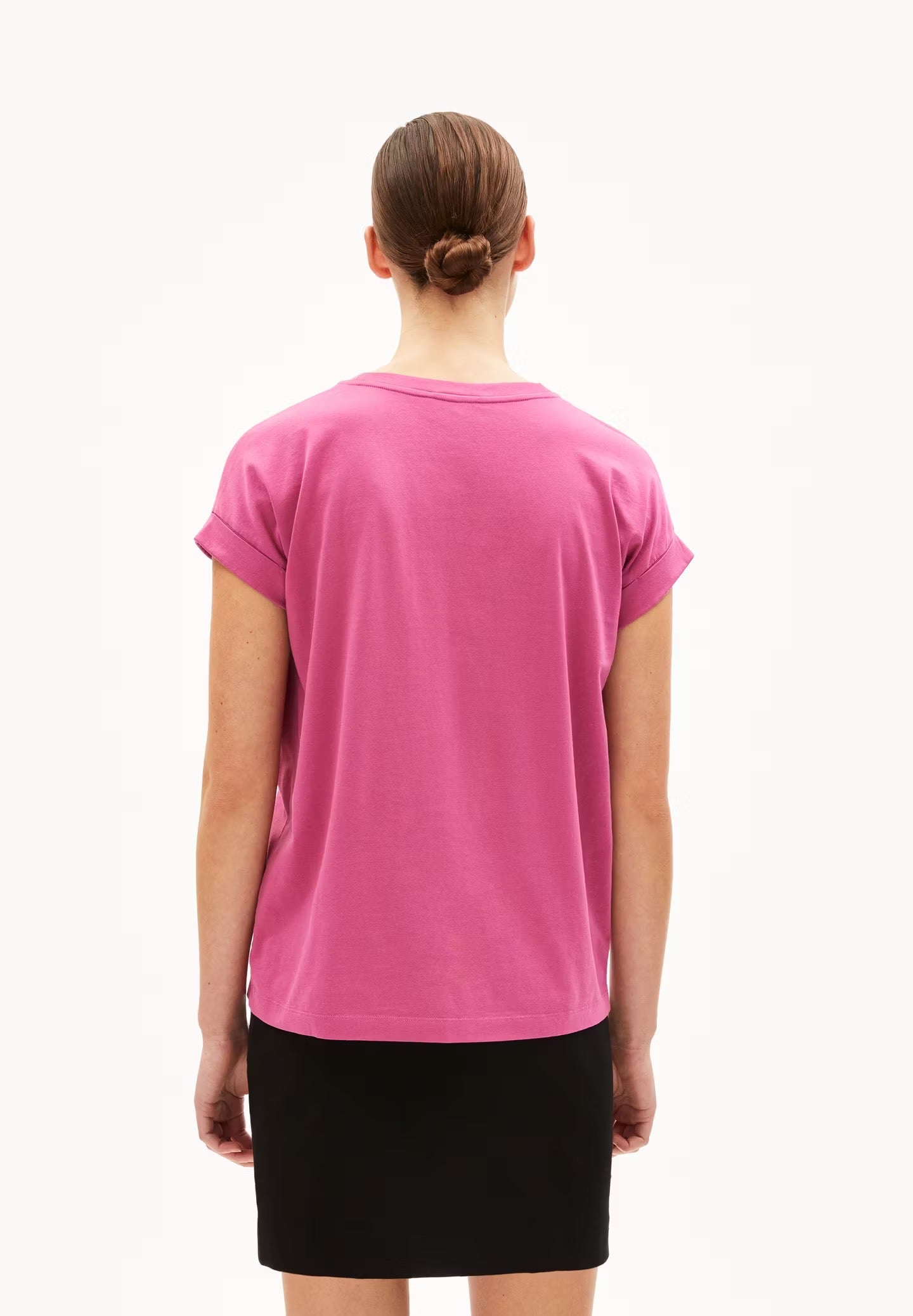Cap sleeve t-shirt from Armedangels. Relaxed fit. Made from sustainable organic cotton. In raspberry pink.
