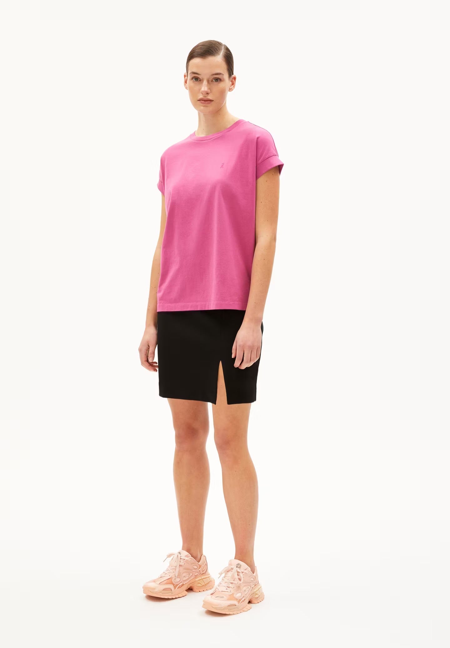 Cap sleeve t-shirt from Armedangels. Relaxed fit. Made from sustainable organic cotton. In raspberry pink.