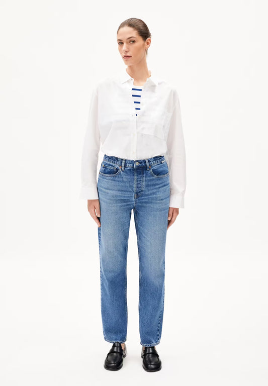 High waisted straight leg jeans from Armedangels. Five pockets, button placket, regular length. Made from 100% recycled cotton. Slightly washed out mid blue.