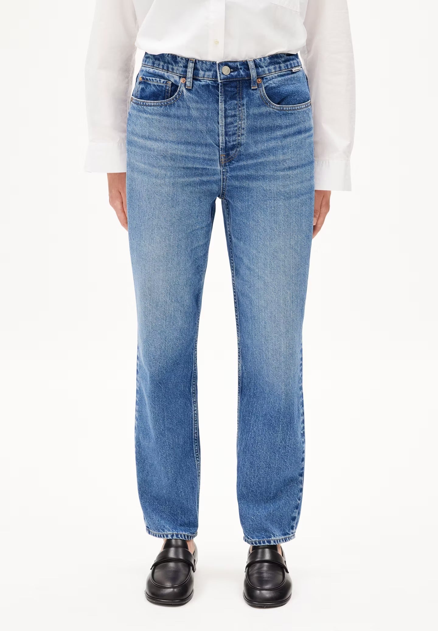 High waisted straight leg jeans from Armedangels. Five pockets, button placket, regular length. Made from 100% recycled cotton. Slightly washed out mid blue.
