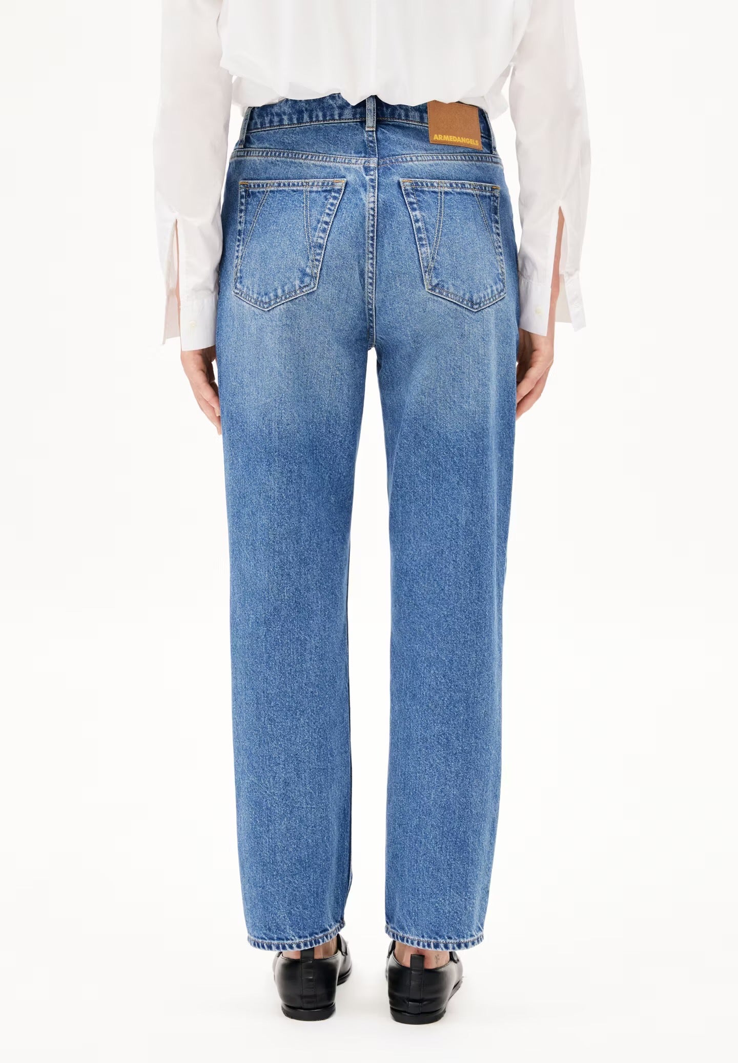 High waisted straight leg jeans from Armedangels. Five pockets, button placket, regular length. Made from 100% recycled cotton. Slightly washed out mid blue.