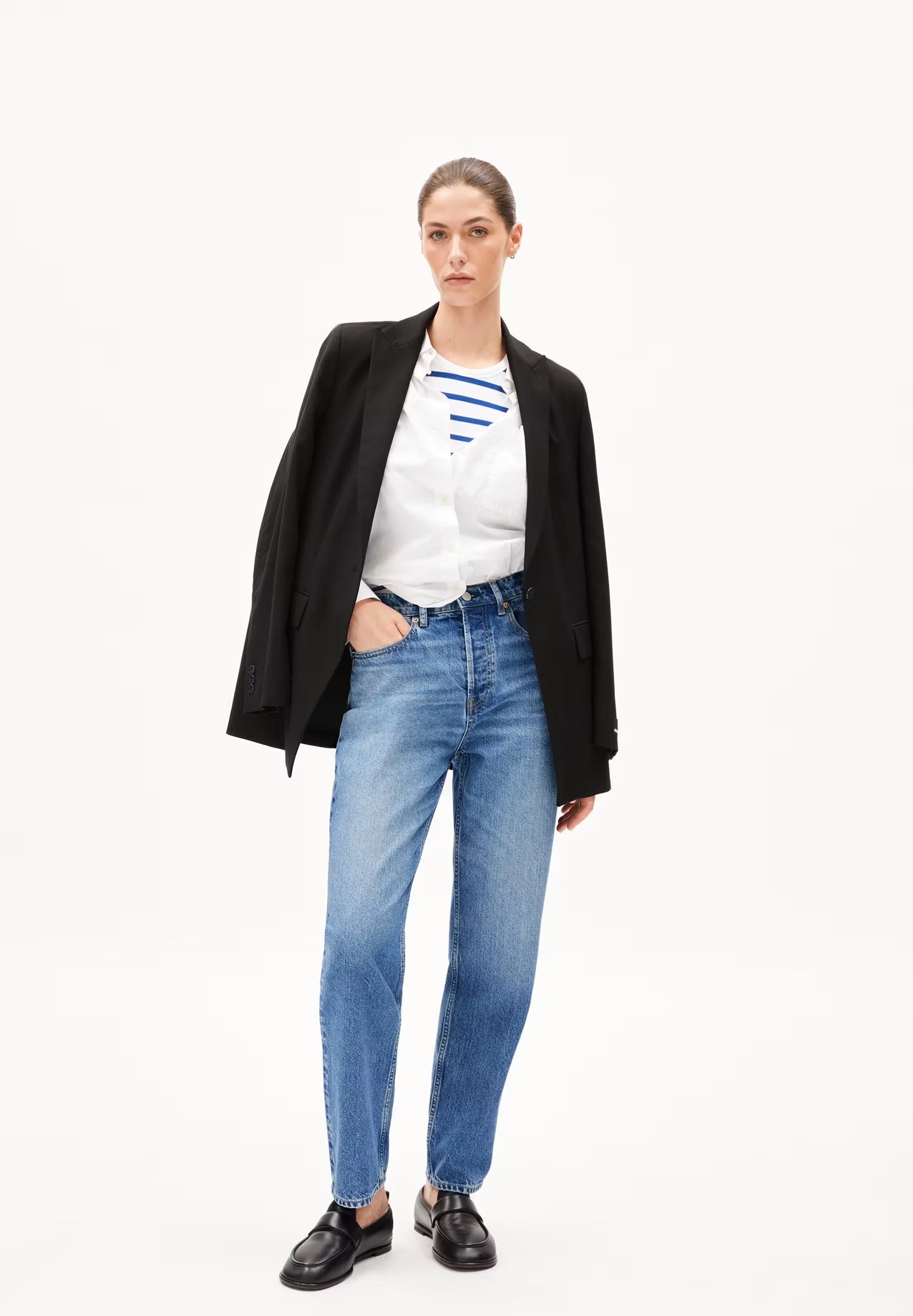 High waisted straight leg jeans from Armedangels. Five pockets, button placket, regular length. Made from 100% recycled cotton. Slightly washed out mid blue.