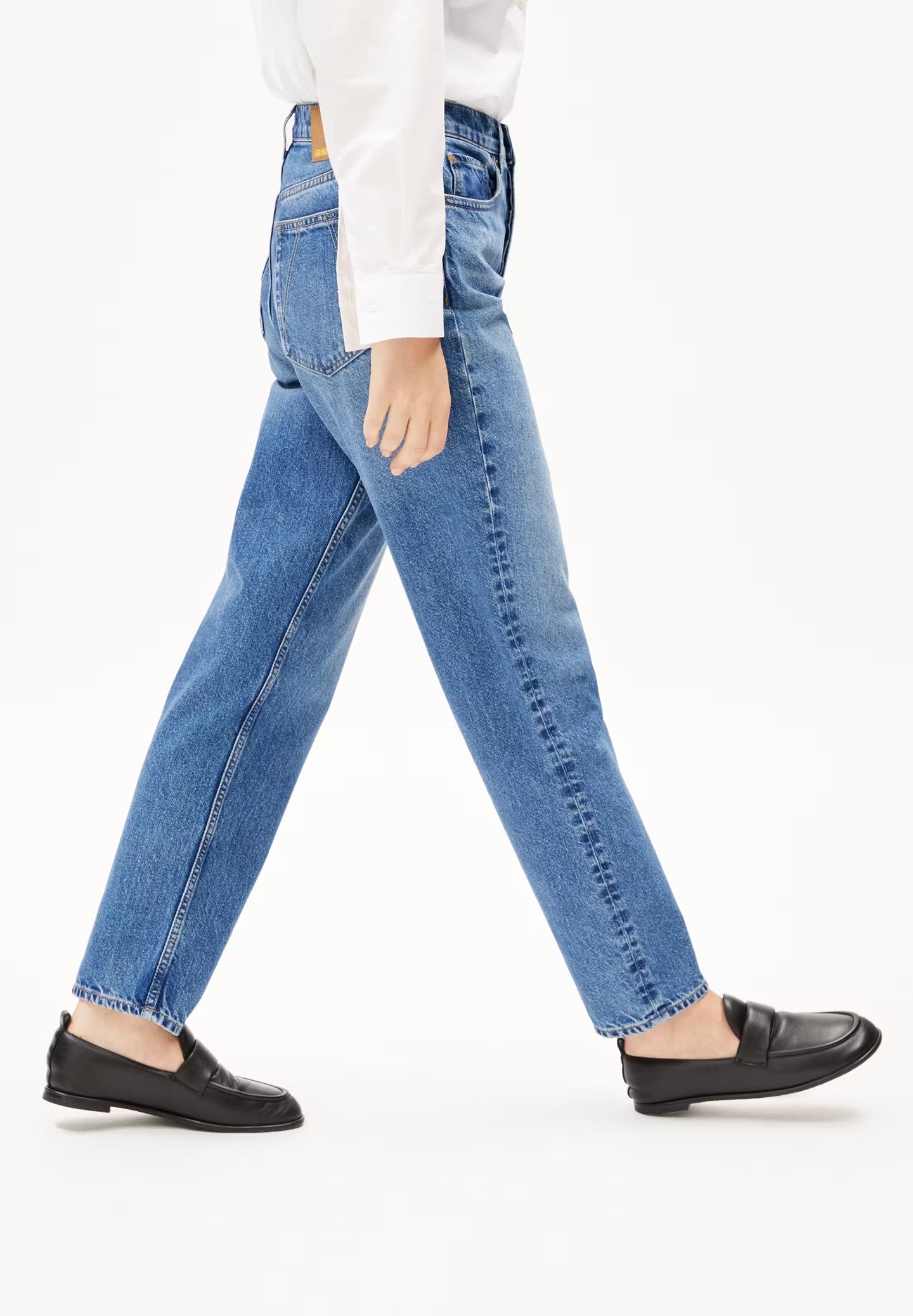 High waisted straight leg jeans from Armedangels. Five pockets, button placket, regular length. Made from 100% recycled cotton. Slightly washed out mid blue.