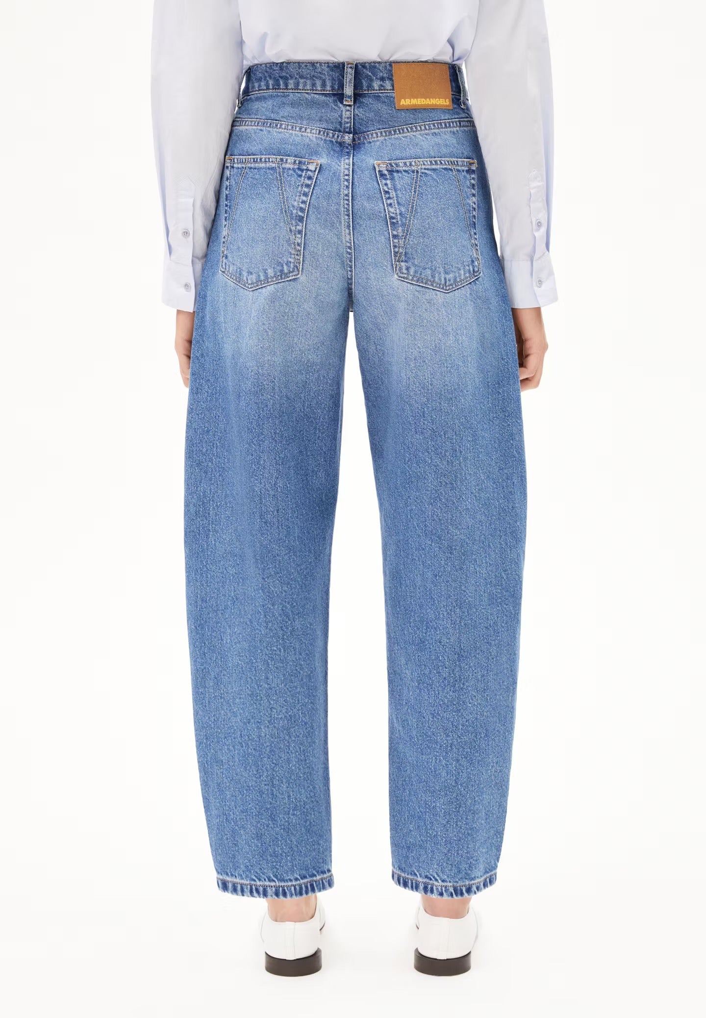Baarly barrel leg jeans from Armedangels. Ankle length and a high waist. Button closure. Side and back pockets. Mid denim blue. Made from sustainable recycled cotton.
