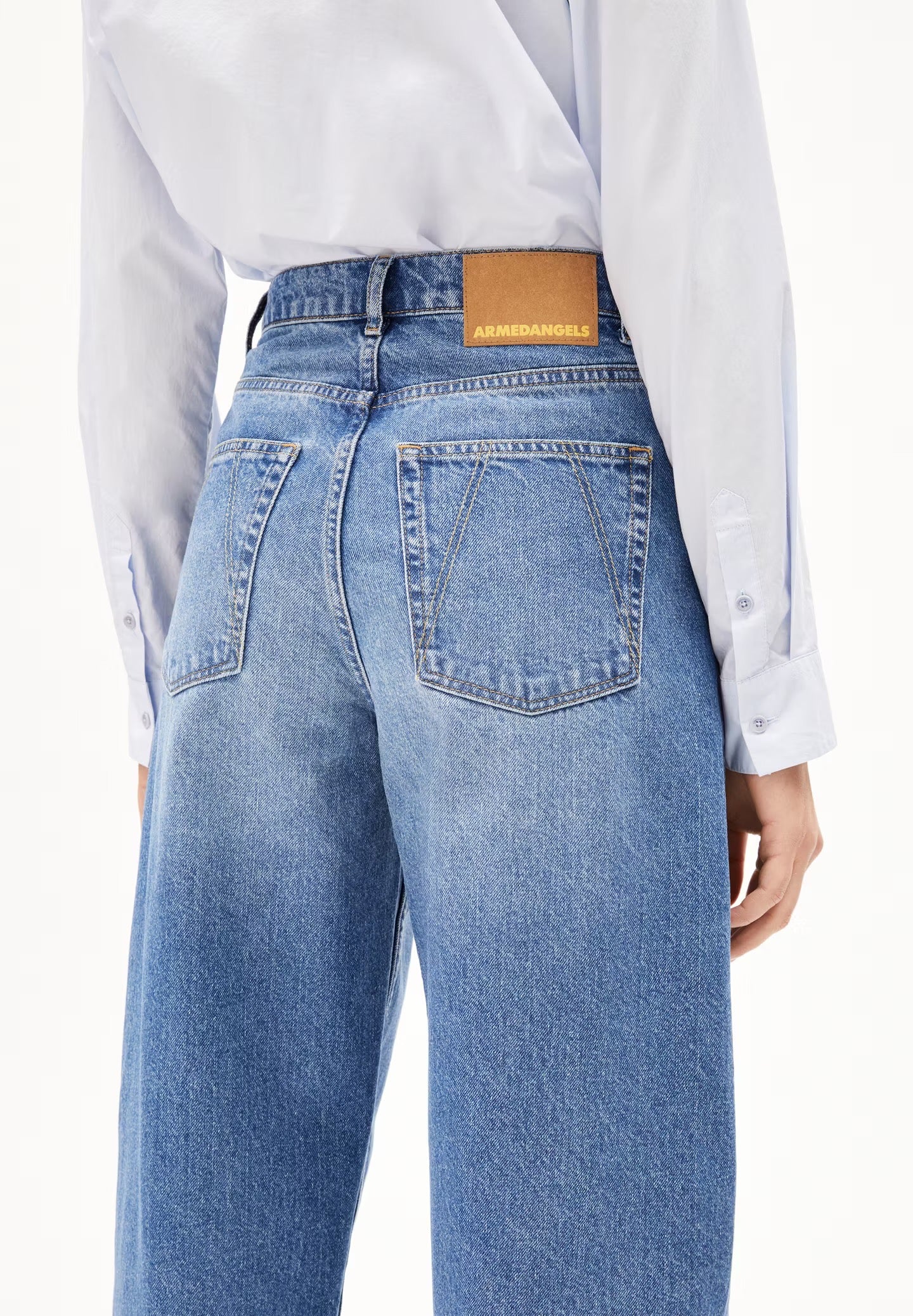 Baarly barrel leg jeans from Armedangels. Ankle length and a high waist. Button closure. Side and back pockets. Mid denim blue. Made from sustainable recycled cotton.