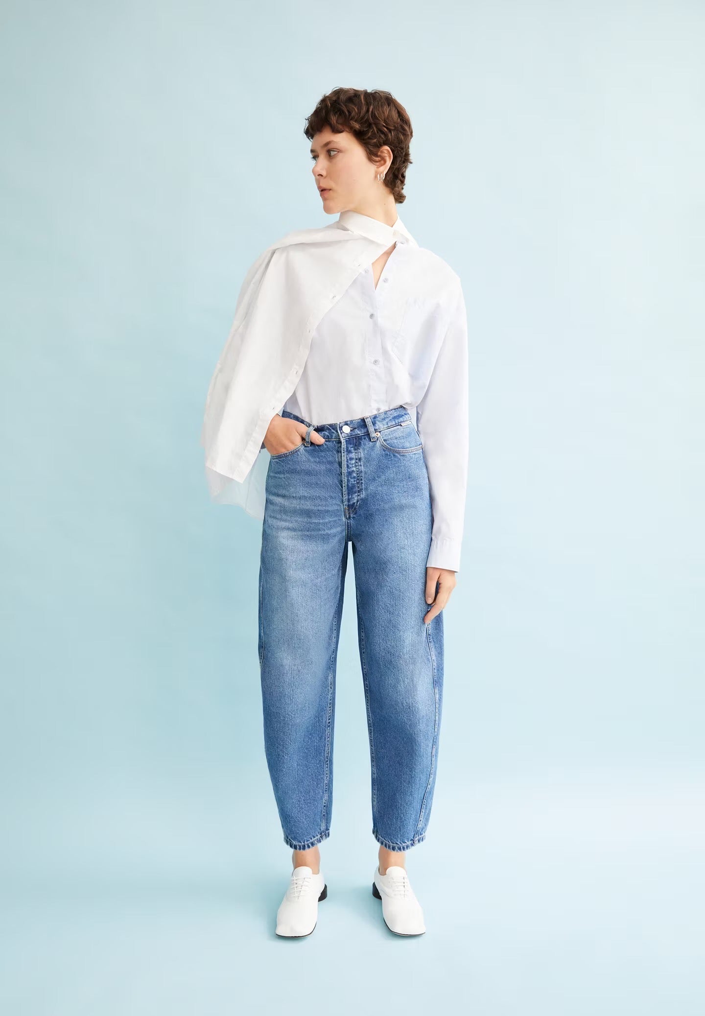 Baarly barrel leg jeans from Armedangels. Ankle length and a high waist. Button closure. Side and back pockets. Mid denim blue. Made from sustainable recycled cotton.