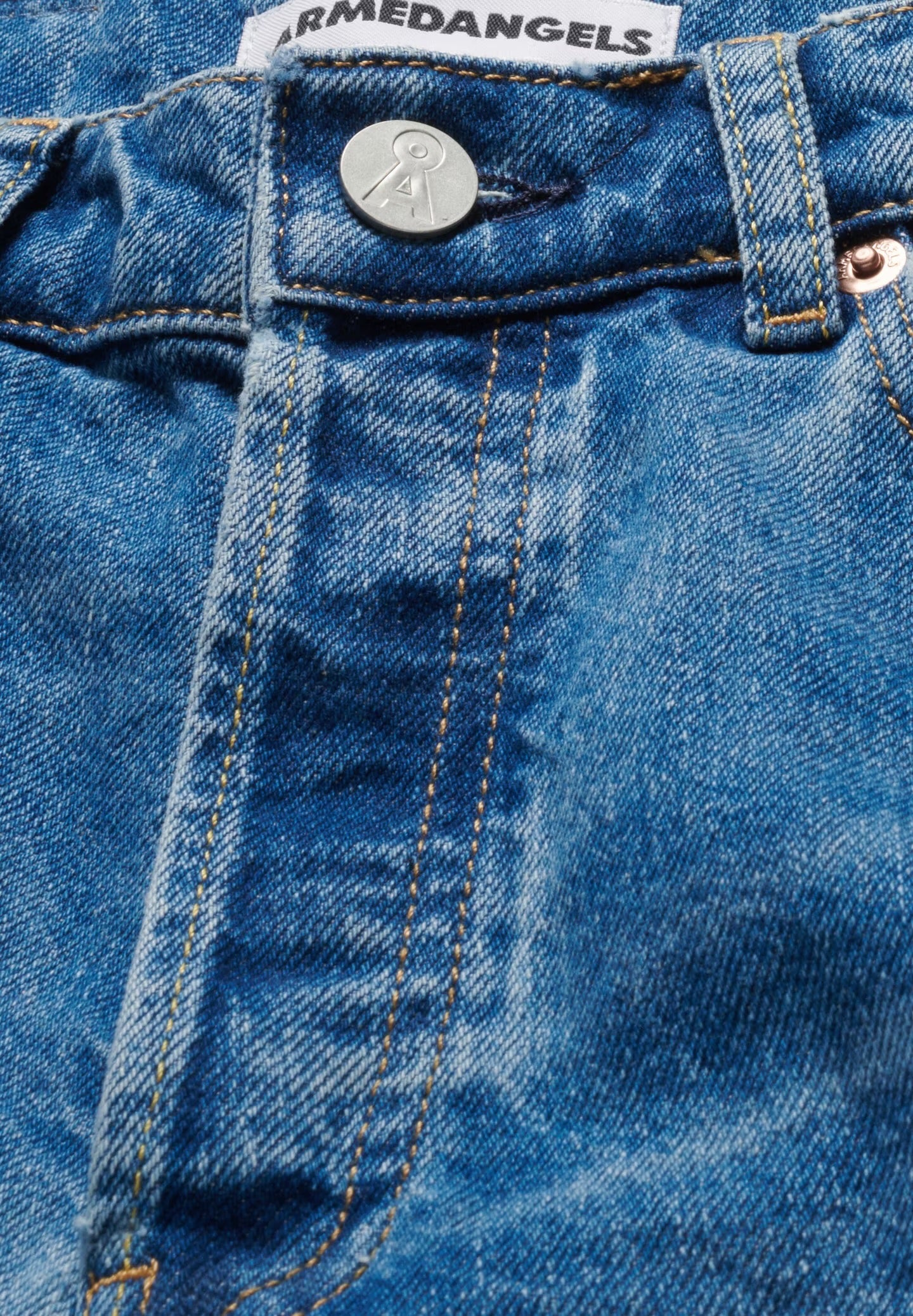 Baarly barrel leg jeans from Armedangels. Ankle length and a high waist. Button closure. Side and back pockets. Mid denim blue. Made from sustainable recycled cotton.