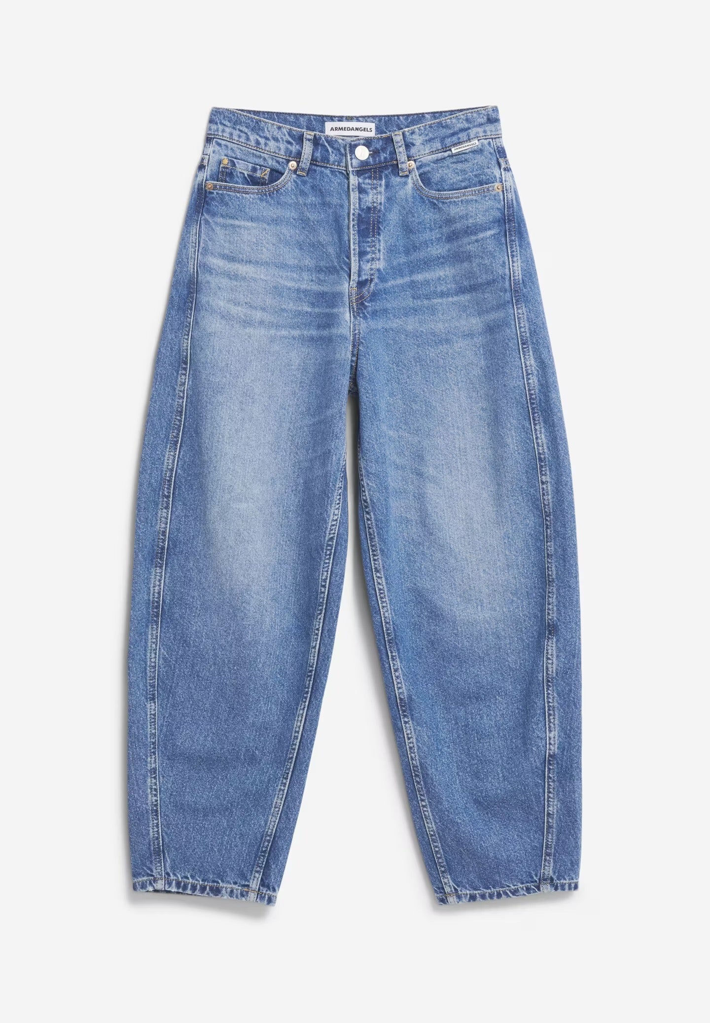 Baarly barrel leg jeans from Armedangels. Ankle length and a high waist. Button closure. Side and back pockets. Mid denim blue. Made from sustainable recycled cotton.