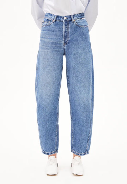 Baarly barrel leg jeans from Armedangels. Ankle length and a high waist. Button closure. Side and back pockets. Mid denim blue. Made from sustainable recycled cotton.