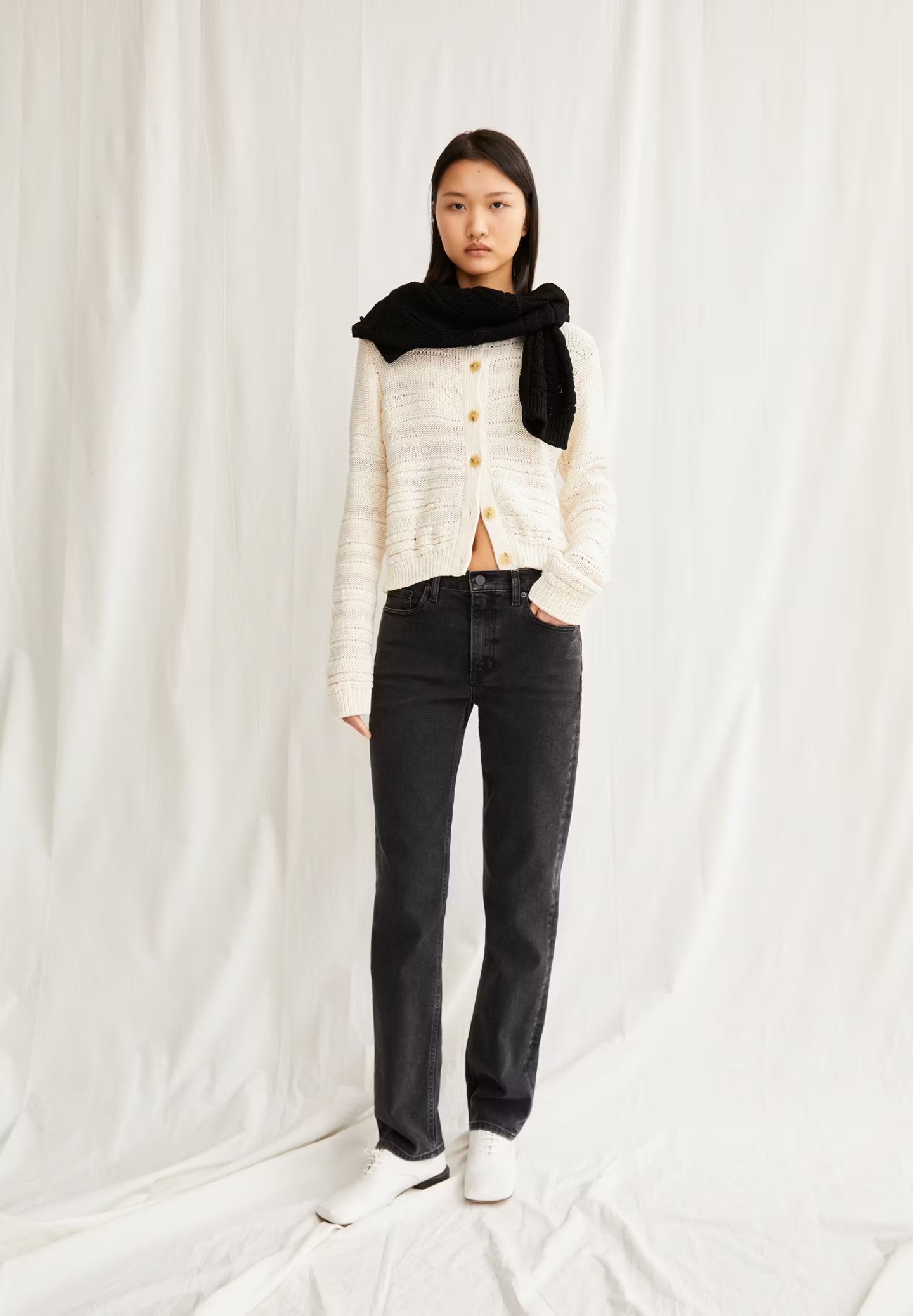 CARENAA STRAIGHT FIT MID WAIST JEANS | EBONY BLACK