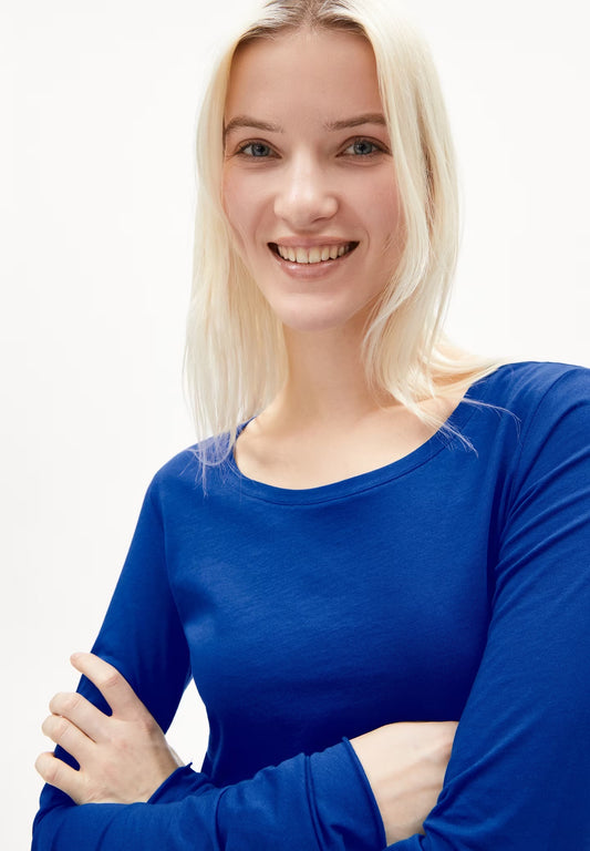 Long sleeve top Einiaara from Armedangels. Round neck, slim fit. Longer length, open edge hem and cuffs. Made from pure organic cotton. In a vibrant shade of lapis blue.