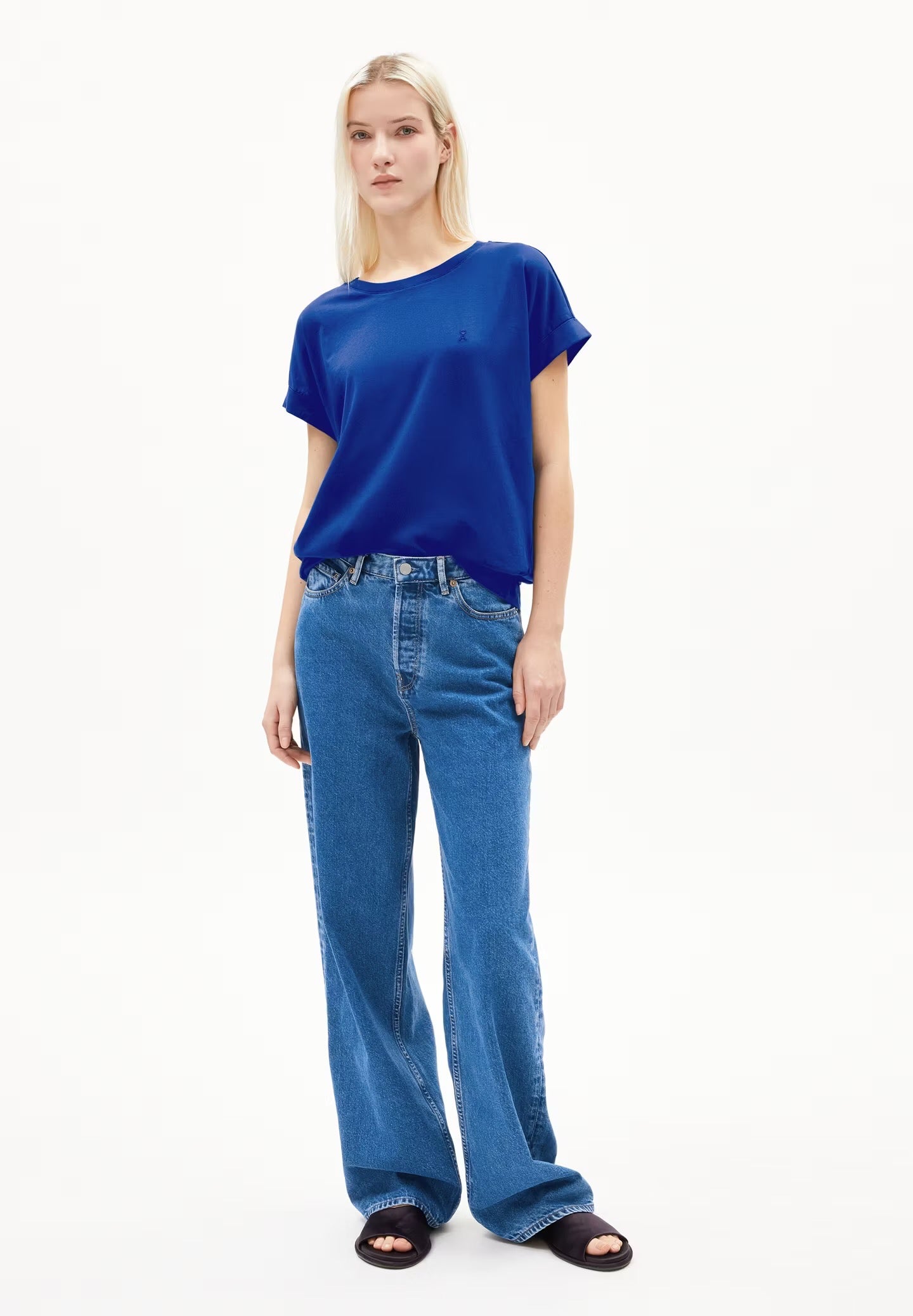Cap sleeve t-shirt from Armedangels. Relaxed fit. Made from sustainable organic cotton. In lapis blue.