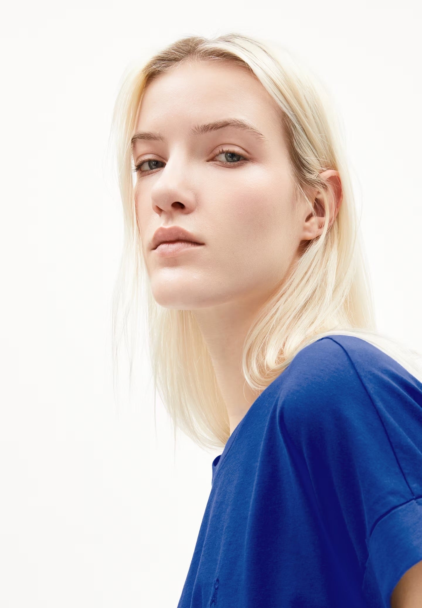 Cap sleeve t-shirt from Armedangels. Relaxed fit. Made from sustainable organic cotton. In lapis blue.