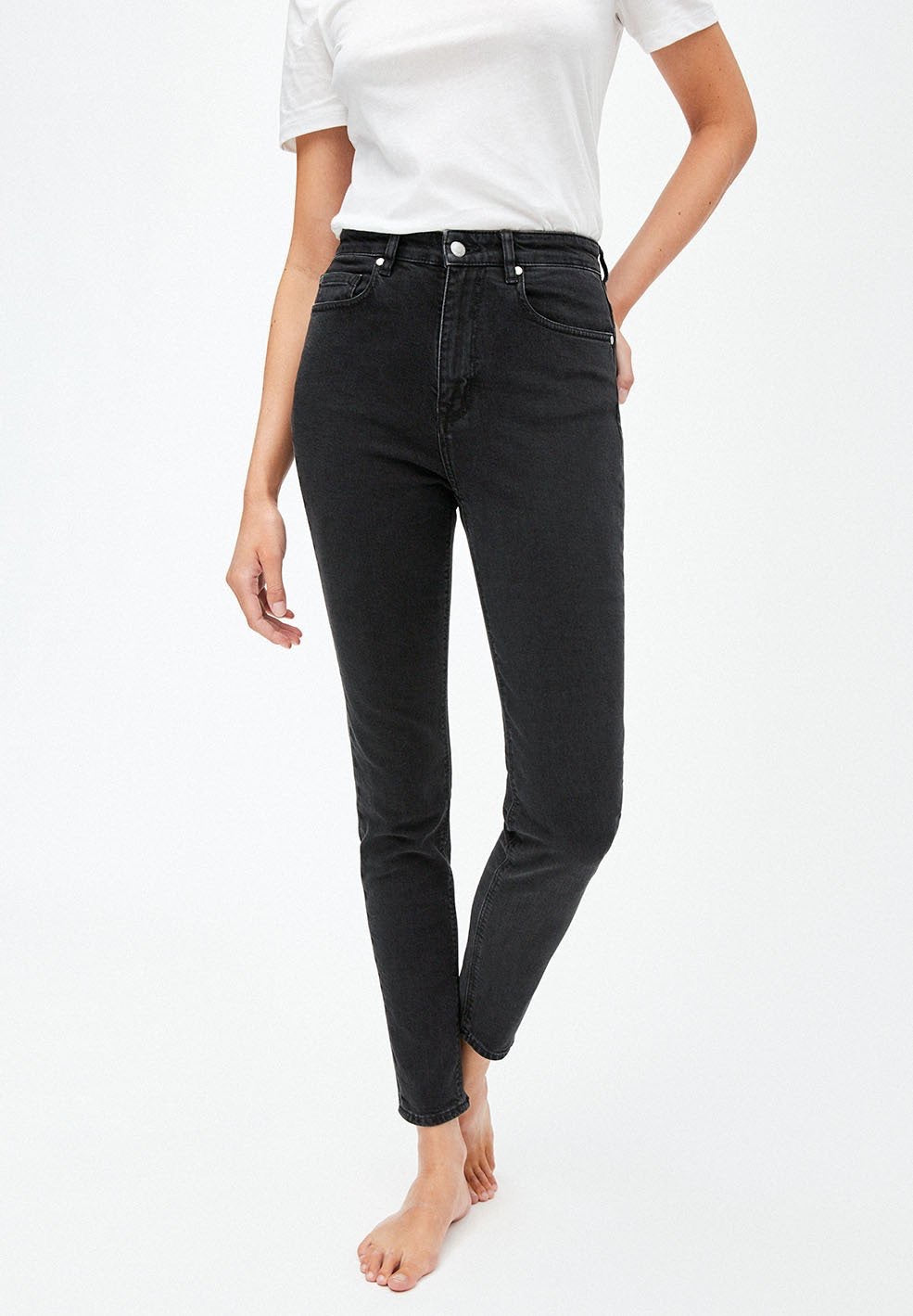 Skinny jeans from Armedangels. Full length slim leg, zipper closure , side and back pockets. Made from sustainable organic cotton with a little bit of elastane for extra comfort. In a washed down black colour.