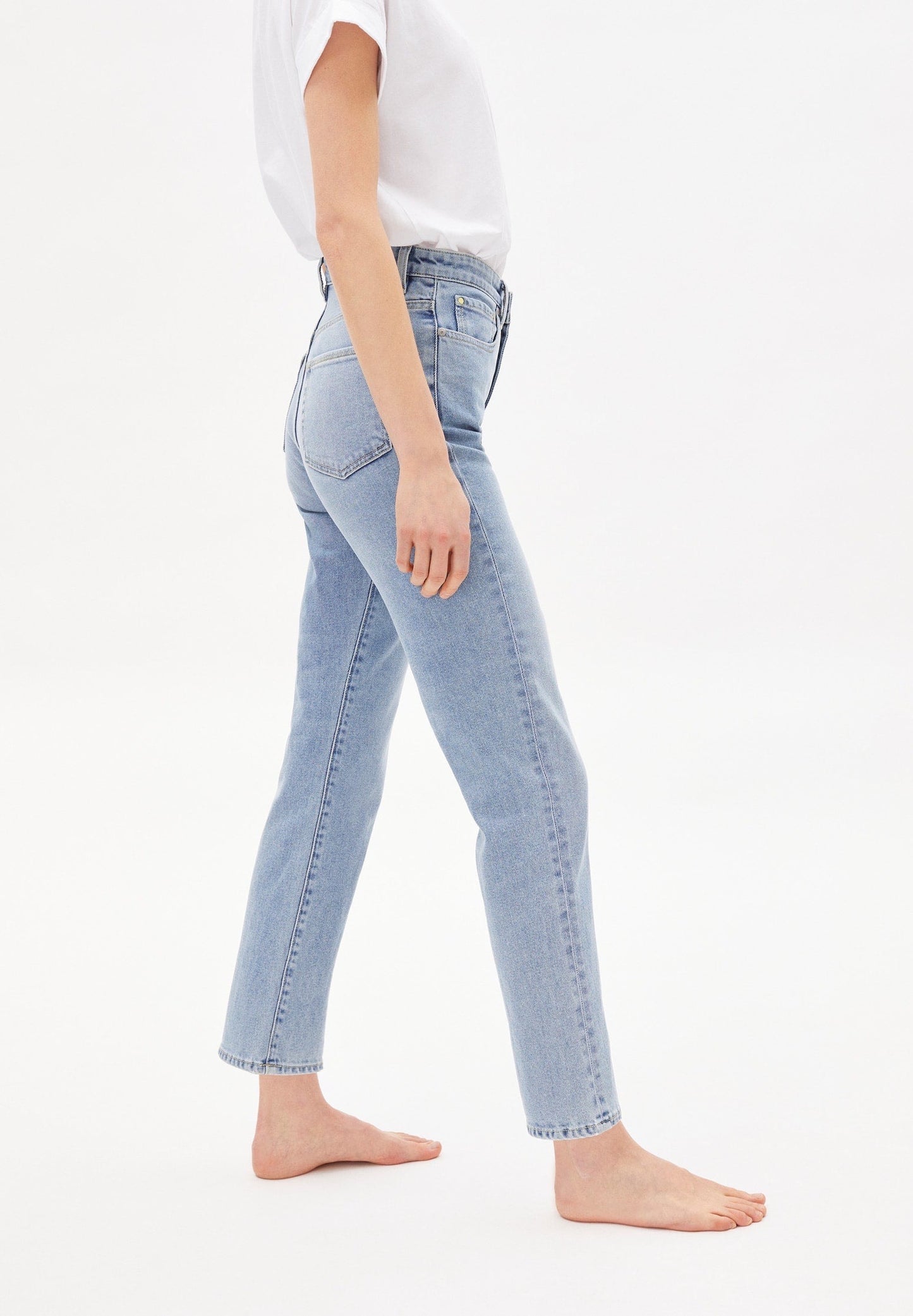 Slim fit high waist jeans from Armedangels. Long straight leg, zip closure, side pockets and back pockets. Made from sustainable organic cotton. In a light shade of denim blue.