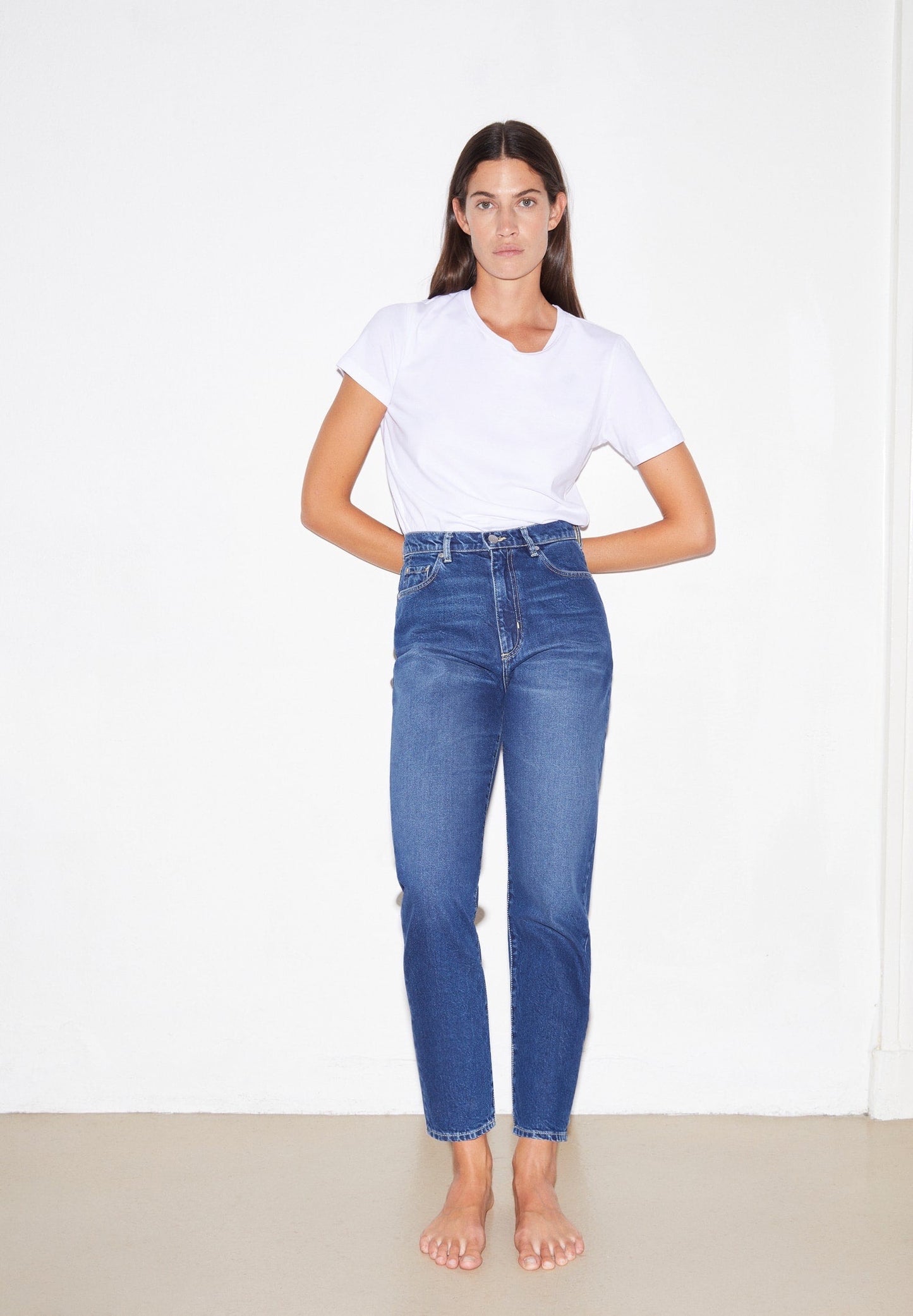 Mom fit jeans in mid blue from Armedangels. High waist, tapered, slightly cropped leg, zip closure, side pockets and back pockets. Made from sustainable organic cotton.
