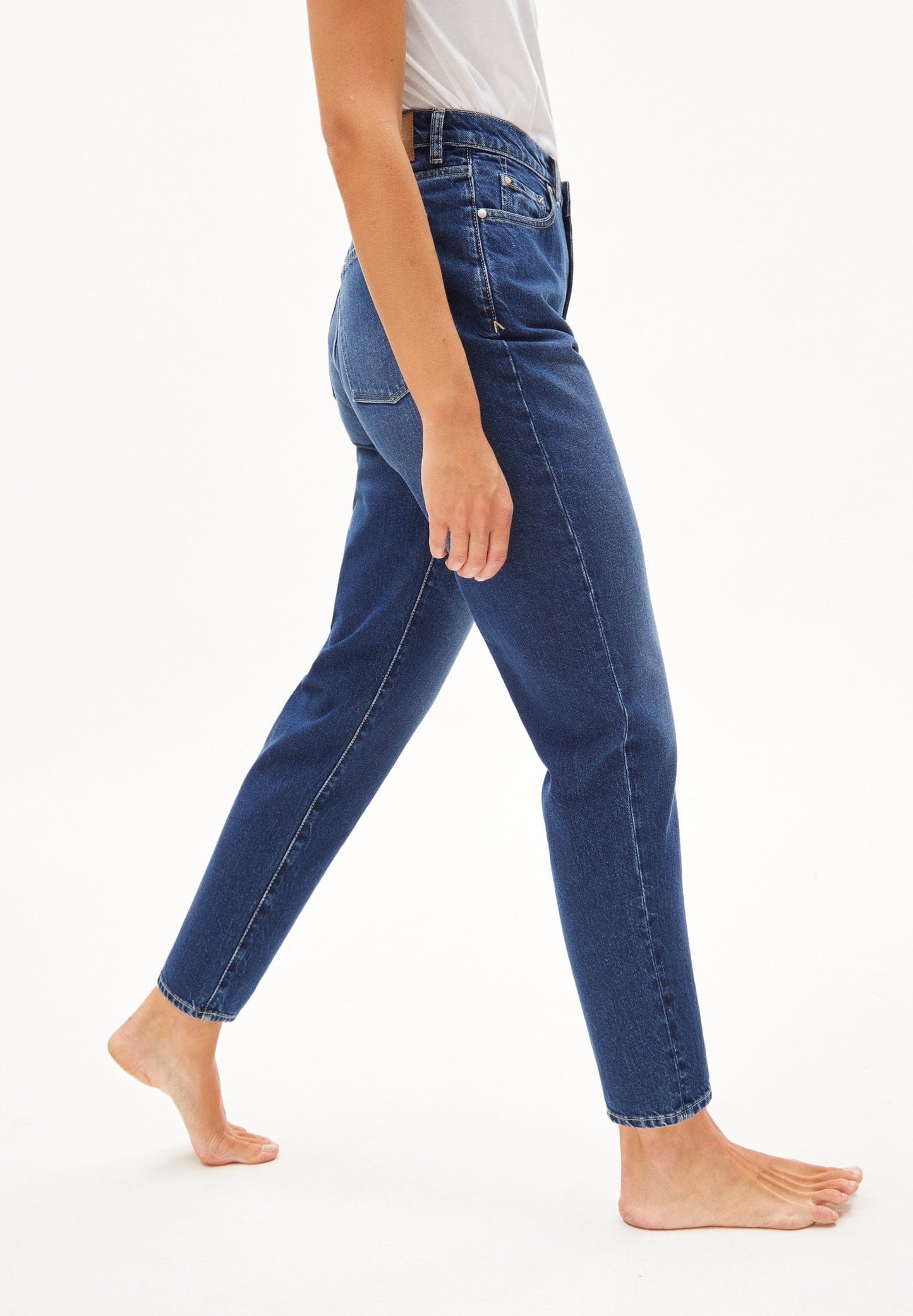 Mom fit jeans in mid blue from Armedangels. High waist, tapered, slightly cropped leg, zip closure, side pockets and back pockets. Made from sustainable organic cotton.