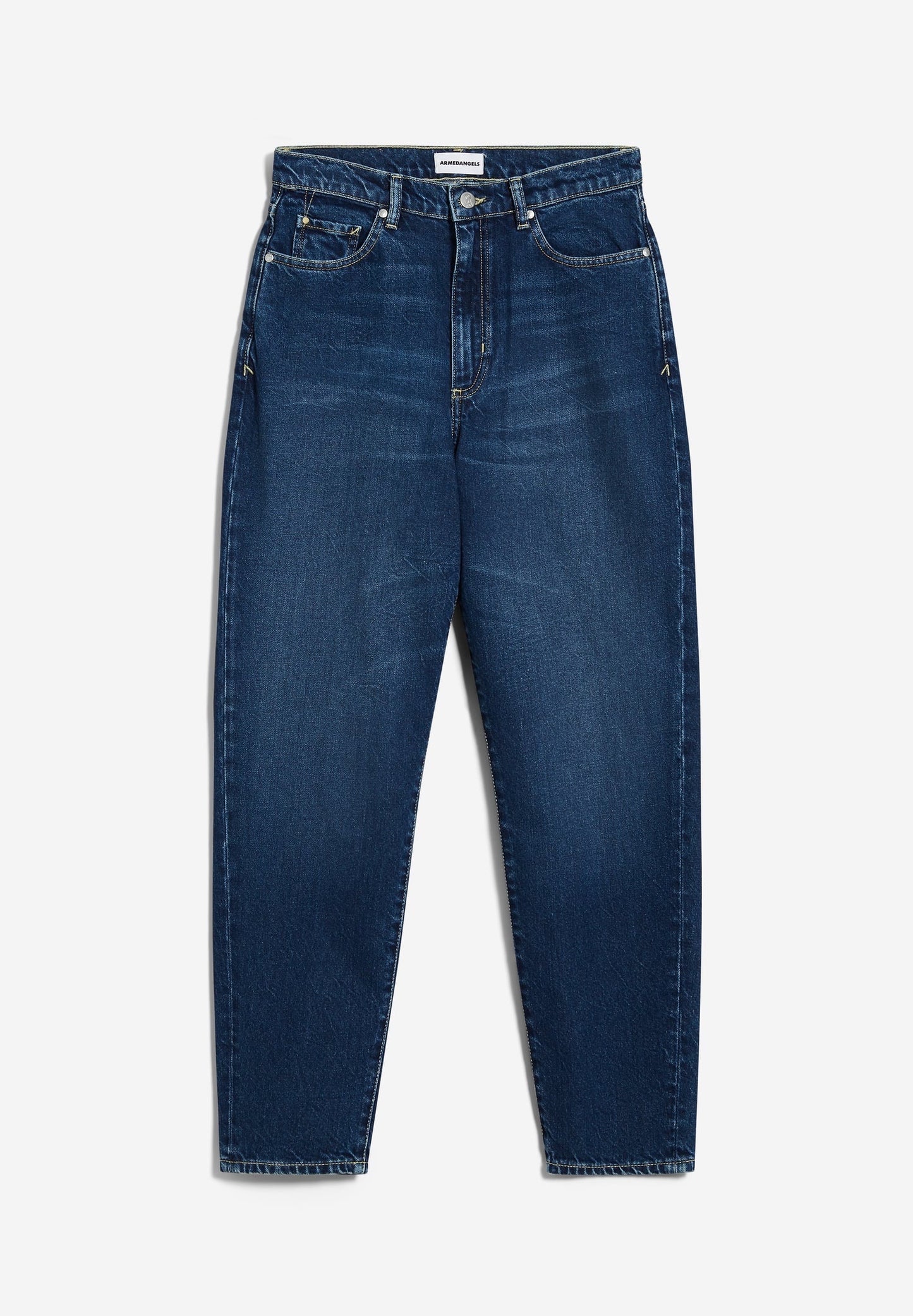 Mom fit jeans in mid blue from Armedangels. High waist, tapered, slightly cropped leg, zip closure, side pockets and back pockets. Made from sustainable organic cotton.