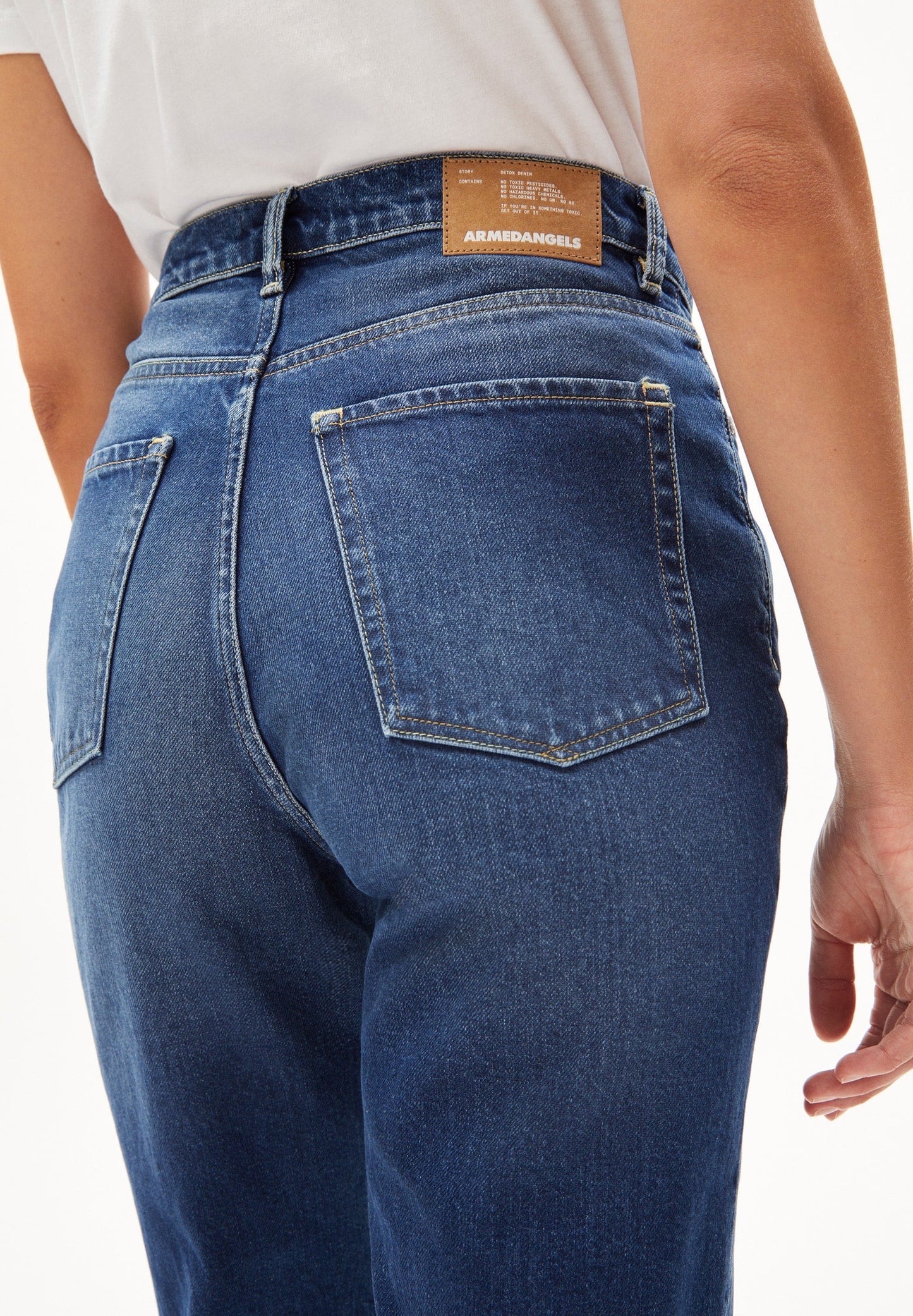 Mom fit jeans in mid blue from Armedangels. High waist, tapered, slightly cropped leg, zip closure, side pockets and back pockets. Made from sustainable organic cotton.