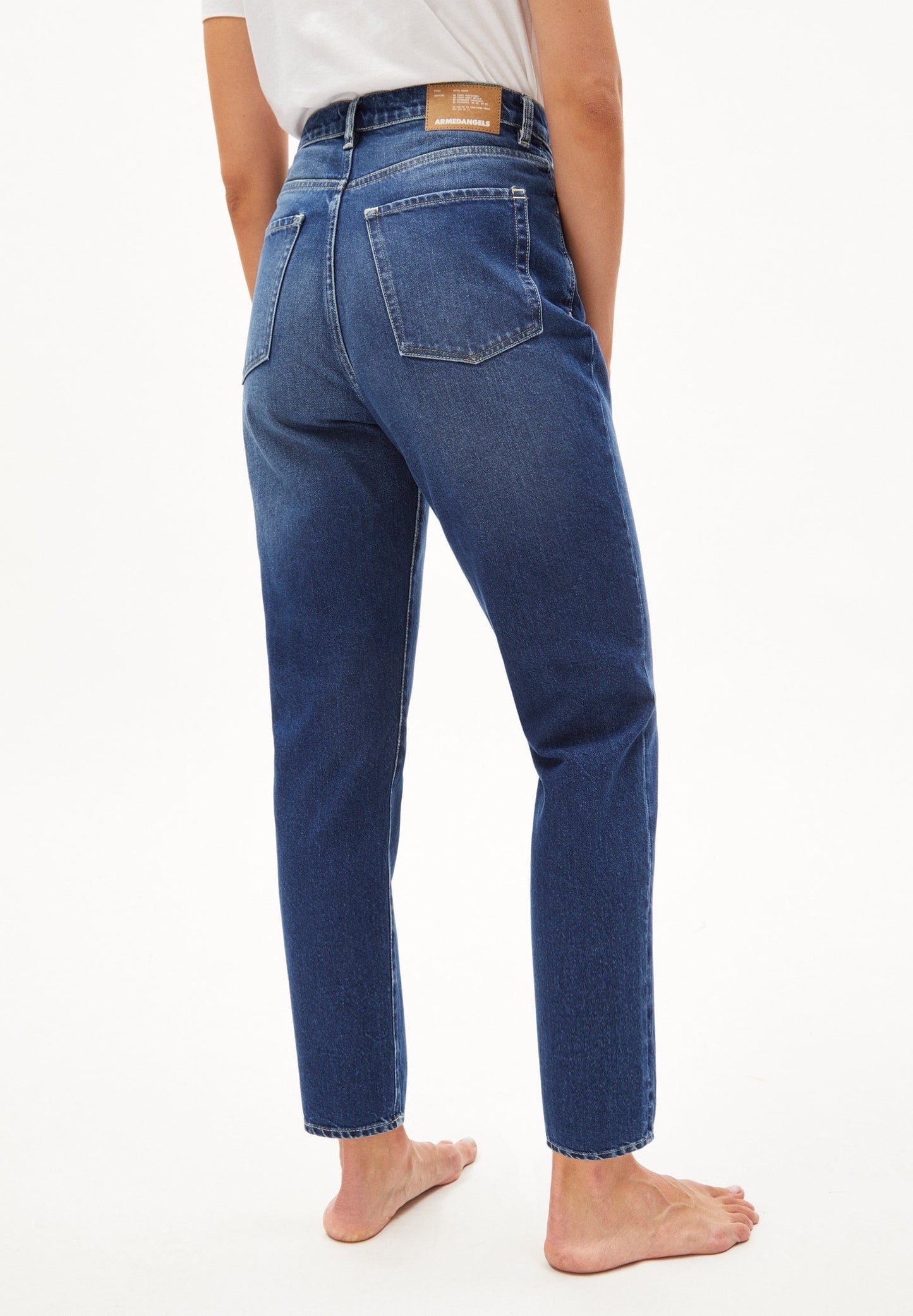 Mom fit jeans in mid blue from Armedangels. High waist, tapered, slightly cropped leg, zip closure, side pockets and back pockets. Made from sustainable organic cotton.