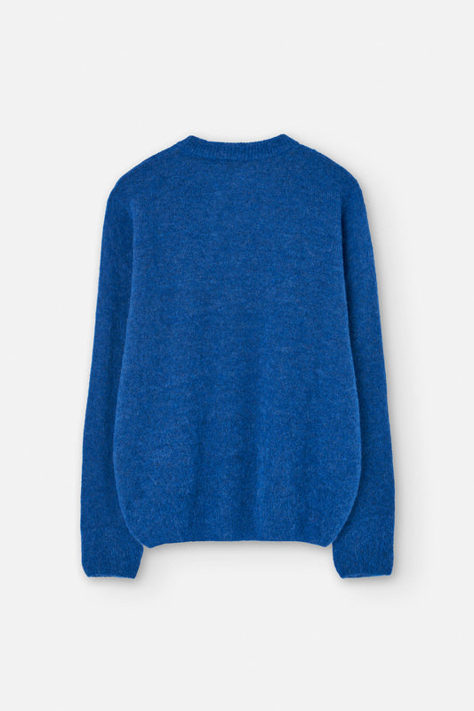 Knitted winter jumper from Suite13LAB. Made from a sustainable blend of baby alpaca, merino wool and recycled nylon. Regular fit, long sleeves, crew neck, ribbed cuffs and hem. Mid blue.