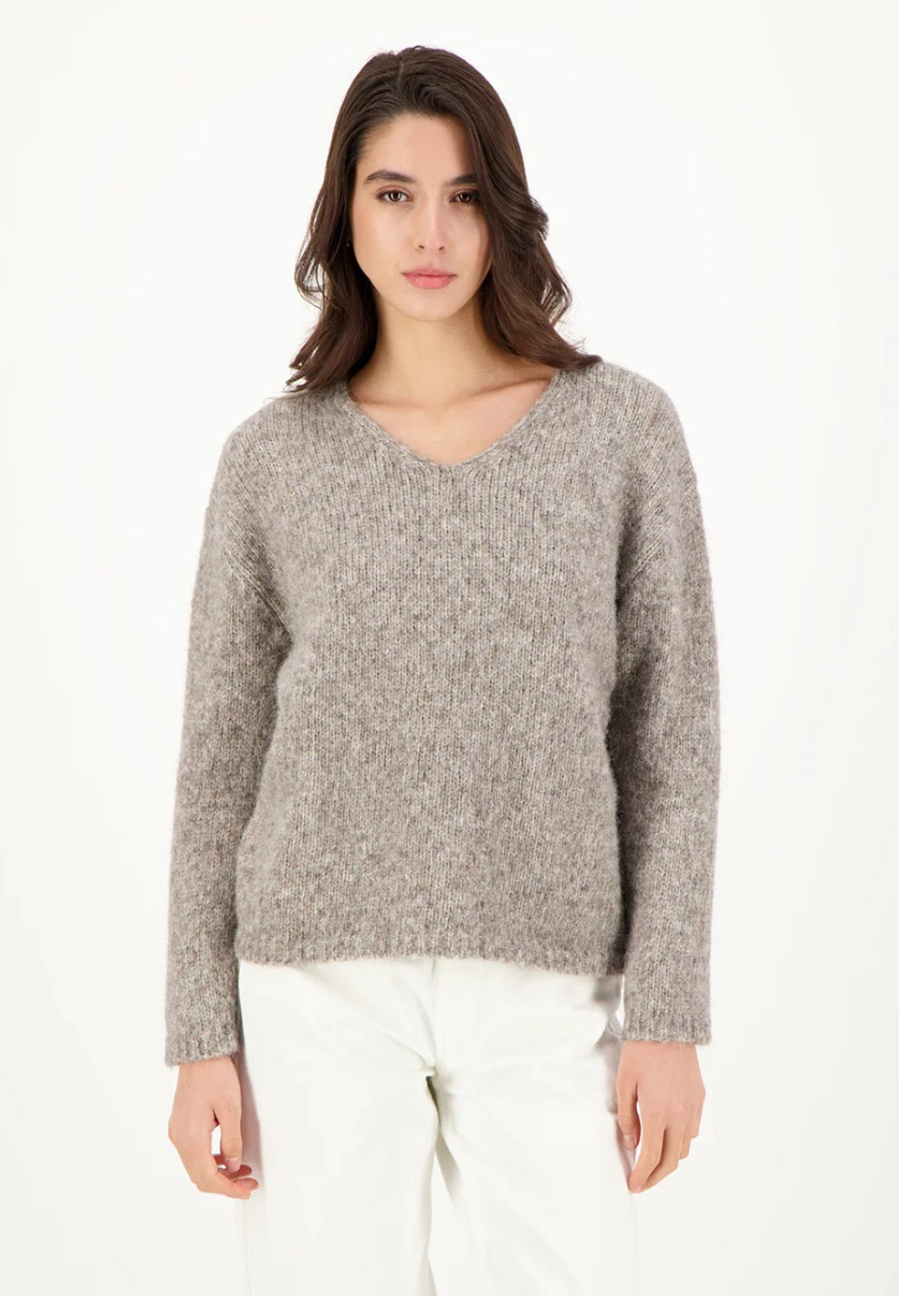 Ecume knitted jumper from Les Racines du Ciel, made from a luxurious and eco friendly alpaca wool and organic cotton blend. Long sleeves, regular fit and length, v-neckline. In a soft beige-grey.