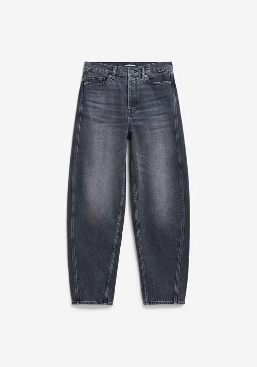 Barrel leg jeans from Armedangels. 5-Pocket, button placket closure, loose fit, high waist, regular length. Heavy weight denim made from 100% recycled cotton. In washed down black-dark grey.