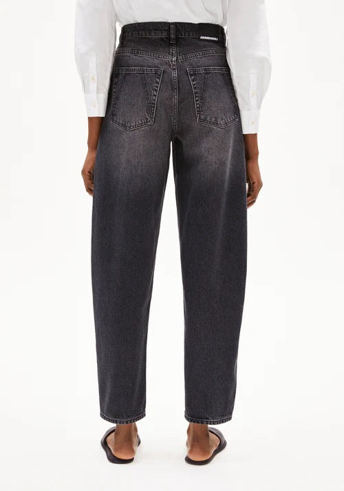 Barrel leg jeans from Armedangels. 5-Pocket, button placket closure, loose fit, high waist, regular length. Heavy weight denim made from 100% recycled cotton. In washed down black-dark grey.