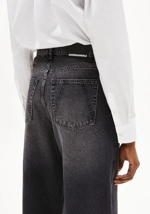 Barrel leg jeans from Armedangels. 5-Pocket, button placket closure, loose fit, high waist, regular length. Heavy weight denim made from 100% recycled cotton. In washed down black-dark grey.