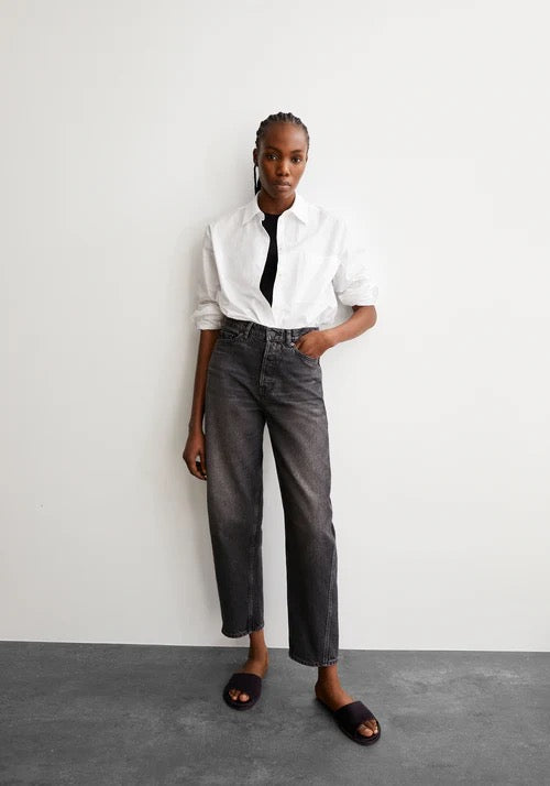 Barrel leg jeans from Armedangels. 5-Pocket, button placket closure, loose fit, high waist, regular length. Heavy weight denim made from 100% recycled cotton. In washed down black-dark grey.