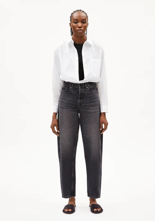 Barrel leg jeans from Armedangels. 5-Pocket, button placket closure, loose fit, high waist, regular length. Heavy weight denim made from 100% recycled cotton. In washed down black-dark grey.