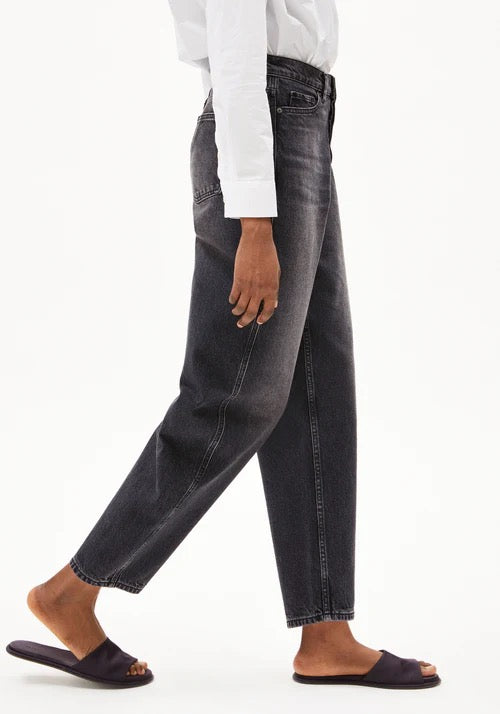 Barrel leg jeans from Armedangels. 5-Pocket, button placket closure, loose fit, high waist, regular length. Heavy weight denim made from 100% recycled cotton. In washed down black-dark grey.