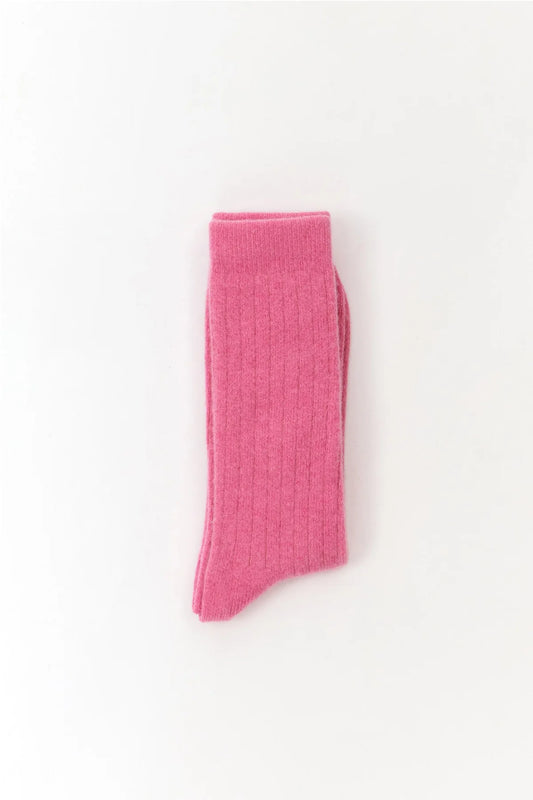 Pink wool blend socks from the Spanish brand Suite13Lab. Made from 70% merino wool, 27% polyamide, 3% elastomer. Made in Spain.