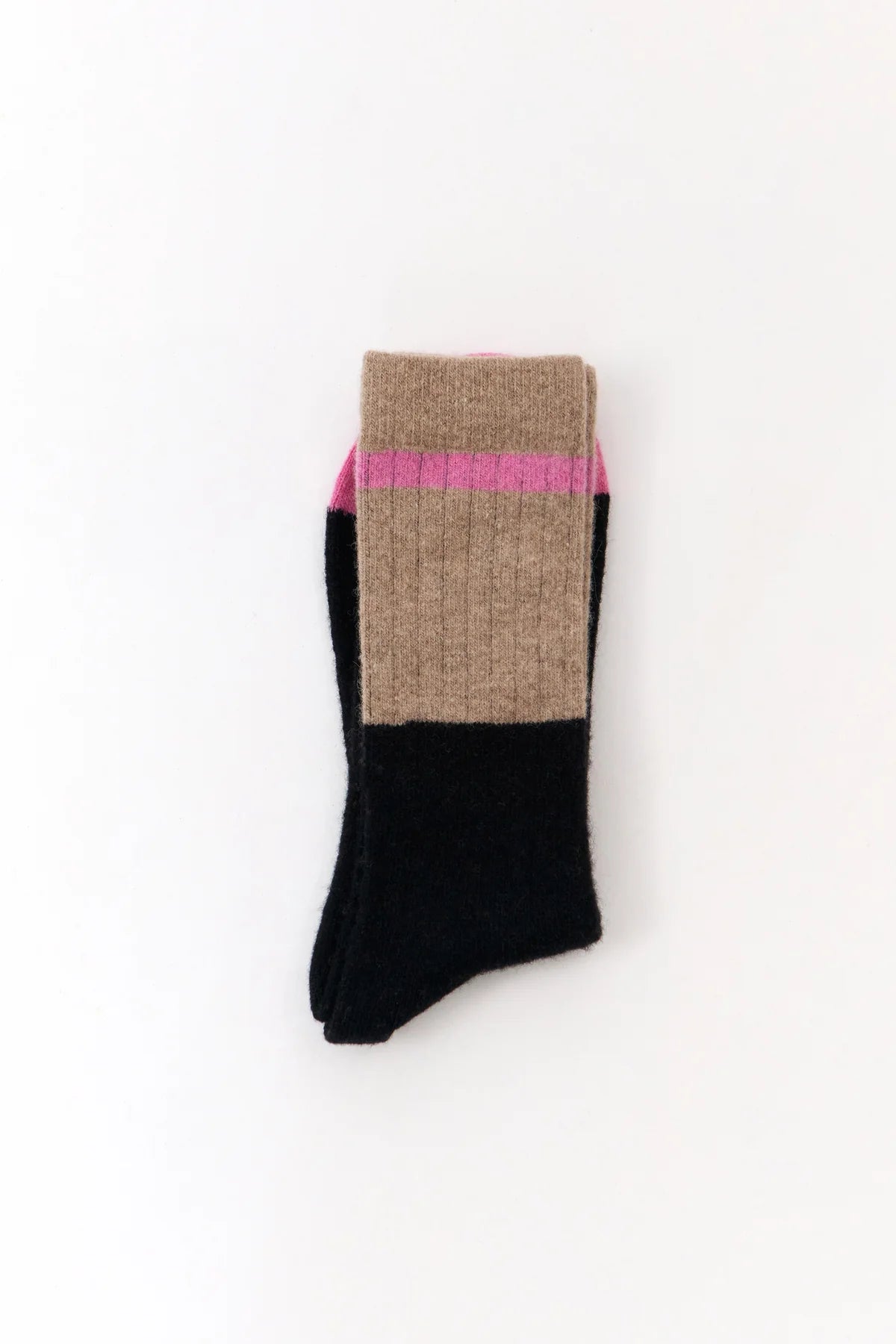 Colourful wool blend socks from the Spanish brand Suite13Lab. Made from 70% merino wool, 27% polyamide, 3% elastomer. Block colour design in black and grey-beige, with bright pink toes and tipping along the top. Made in Spain.