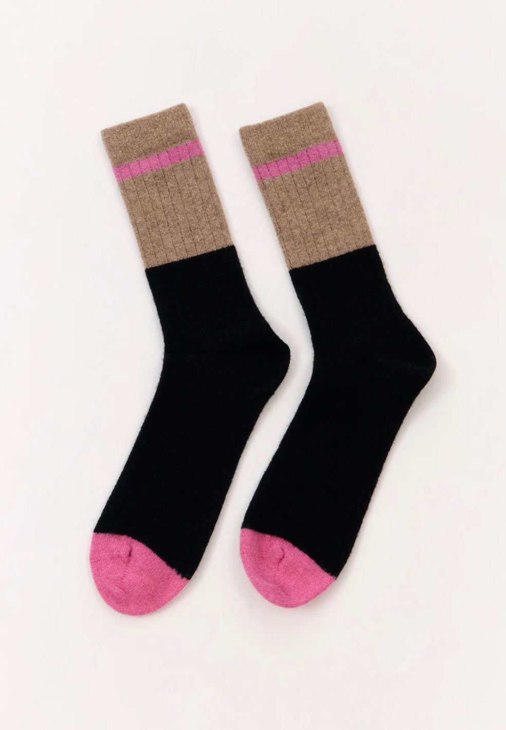 Colourful wool blend socks from the Spanish brand Suite13Lab. Made from 70% merino wool, 27% polyamide, 3% elastomer. Block colour design in black and grey-beige, with bright pink toes and tipping along the top. Made in Spain.
