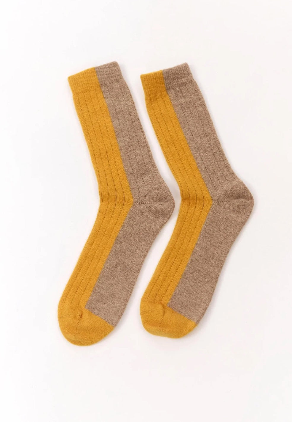 Colourful wool blend socks from the Spanish brand Suite13Lab. Made from 70% merino wool, 27% polyamide, 3% elastomer. With a mustard front and top side of the foot and a beige back and heel. Made in Spain.