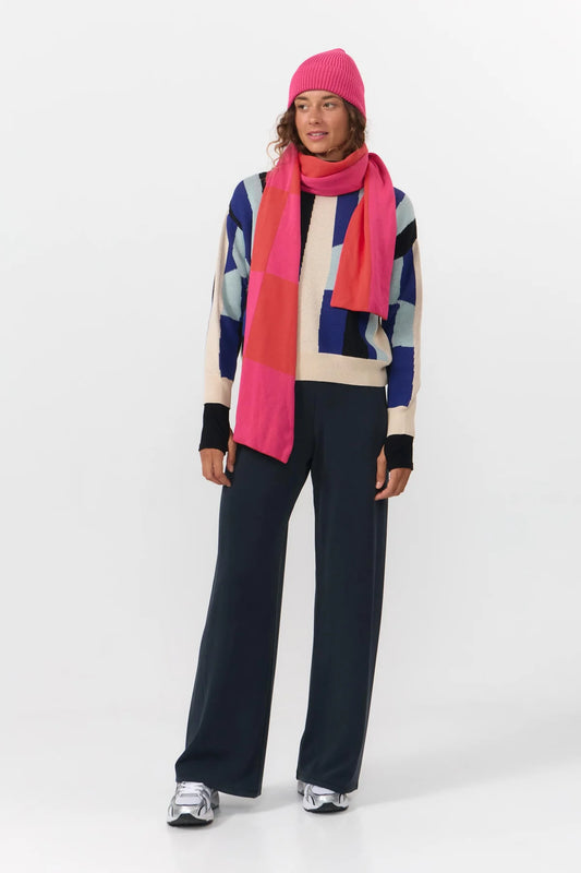 Oversized scarf from Suite13Lab. Rectangular shape, approximately 205 cm long and 42 cm wide. Jacquard knit in a large check board pattern in hot pink and red. Made in India from 100% organic cotton.