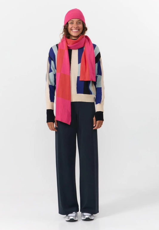 Oversized scarf from Suite13Lab. Rectangular shape, approximately 205 cm long and 42 cm wide. Jacquard knit in a large check board pattern in hot pink and red. Made in India from 100% organic cotton.
