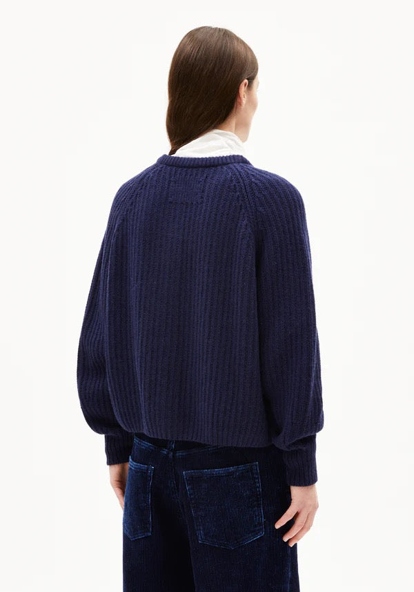 SELMAA cardigan from ARMEDANGELS, featuring a chunky knit with a ribbed texture and a relaxed, generous fit. Made from a soft blend of organic wool and organic wool. Button placket closure at the front. Regular length, slightly boxy fit, round neck and slightly bell-shaped long sleeves.